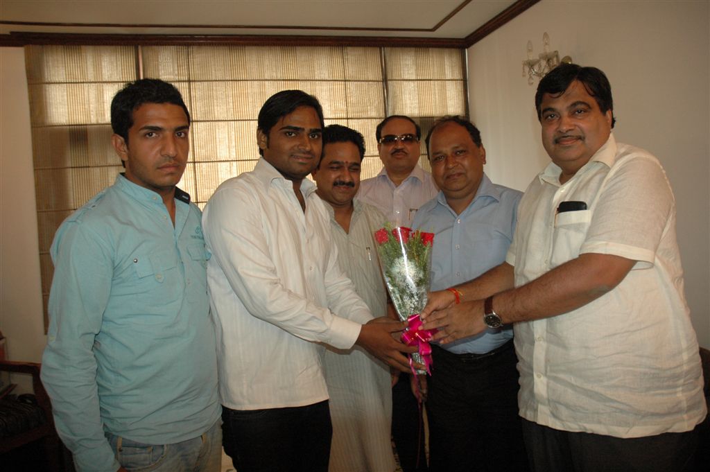 BJP National President, Shri Nitin Gadkari congratulating Newly Elected DUSU on September 2, 2010