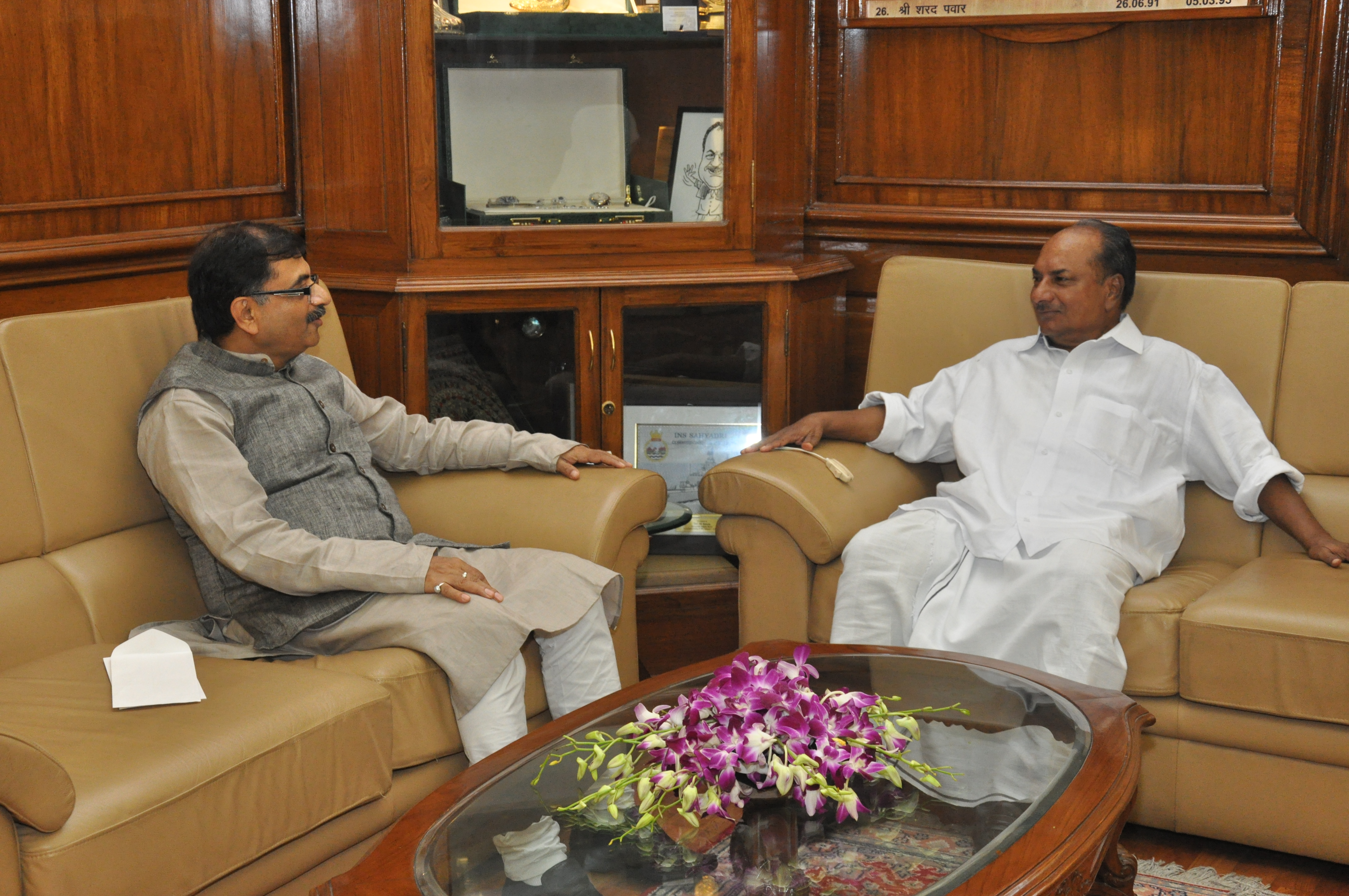 BJP National Spokesperson and MP, Shri Tarun Vijayji''s meeting with Defence Minister, Shri A.K. Antony at Raksha Mantri Office on August 22, 2012