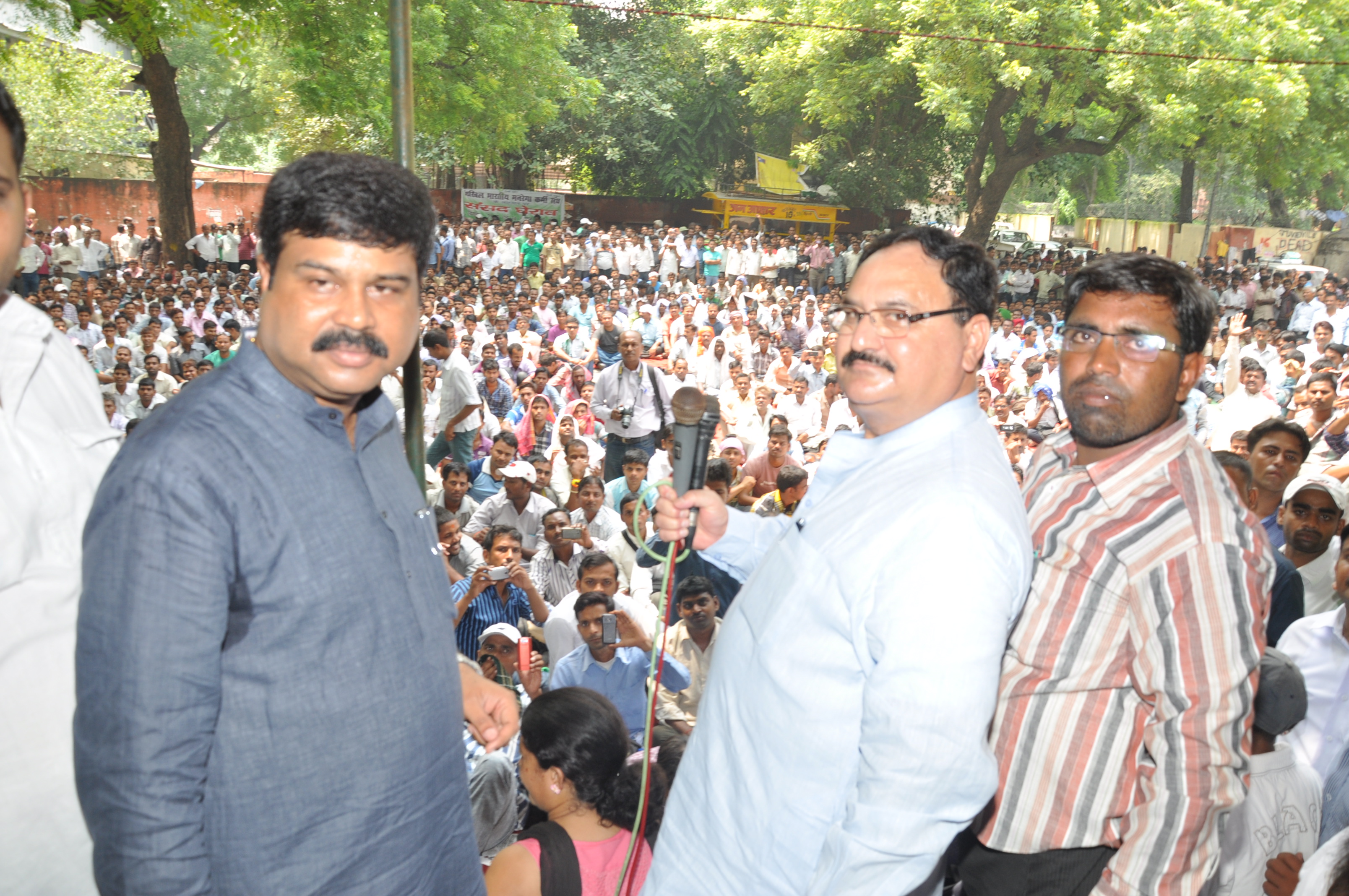 Shri J.P. Nadda and Shri Dharmenda Pradhan address addressing all India MGNREGA employees association at Jantar Mantar on August 23, 2013