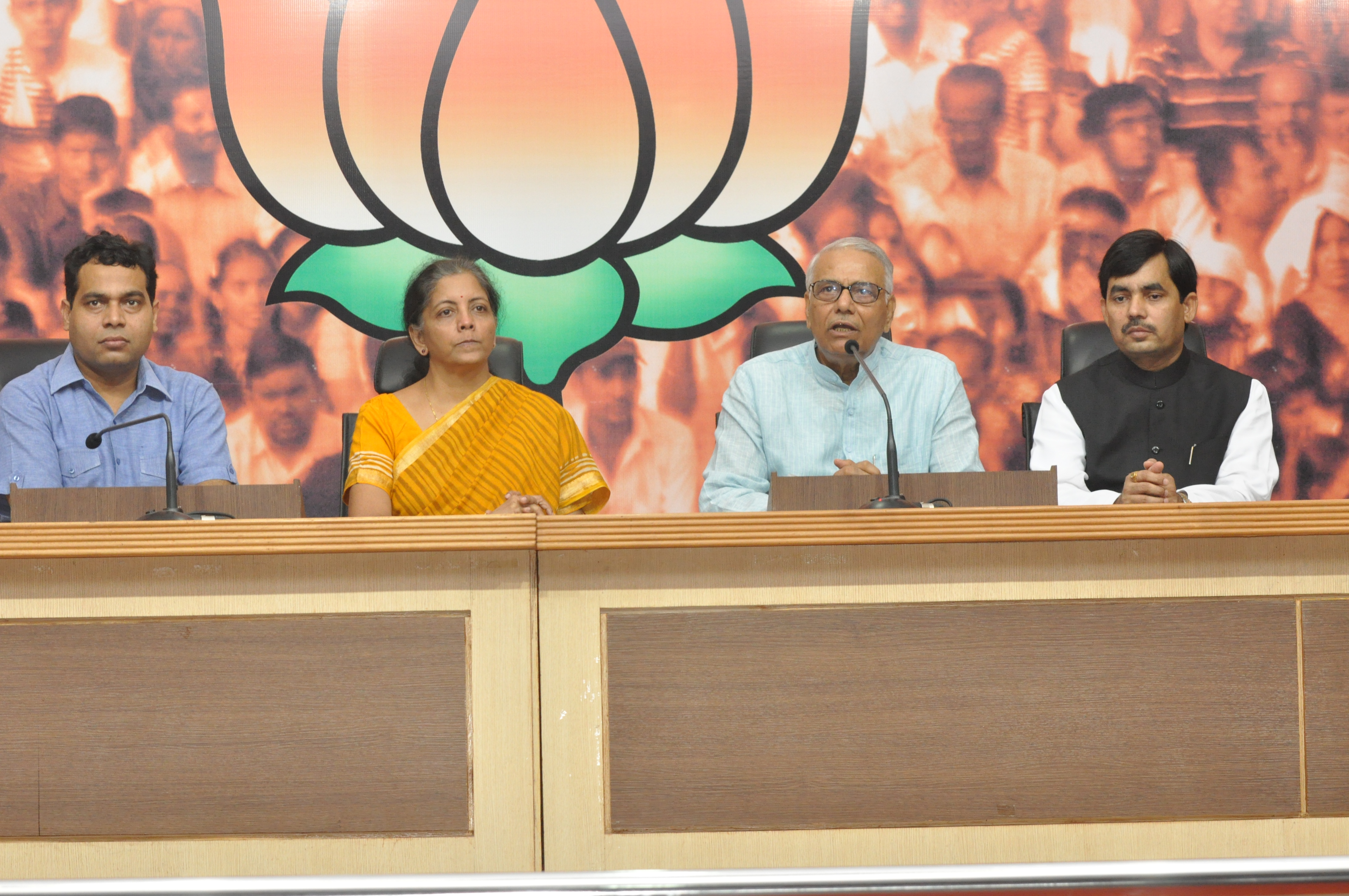 Shri Yashwant Sinha addresssing a press conference at 11, Ashoka Road, New Delhi on August 19, 2012