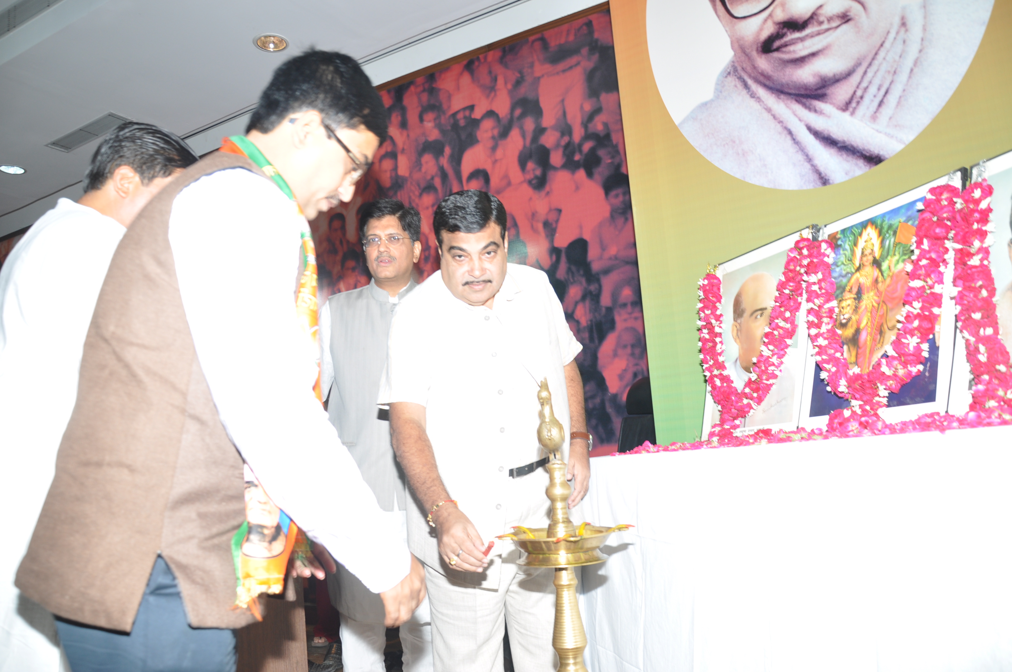 BJP Former National President Shri Nitin Gadkari and BJP National Treasurer Shri Piyush Goyal inaugurating National BJP Samvad Cell workers and Volunteers Meeting at 11, Ashoka Road on August 24, 2013