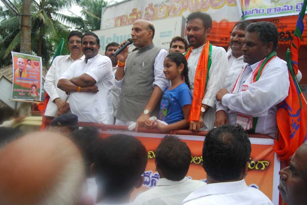 Former BJP President, Shri Rajnath Singh during the Padyatra and Jansabha regarding Farmers Problems at East Godavari (Andhra Pradesh) on August 23, 2011