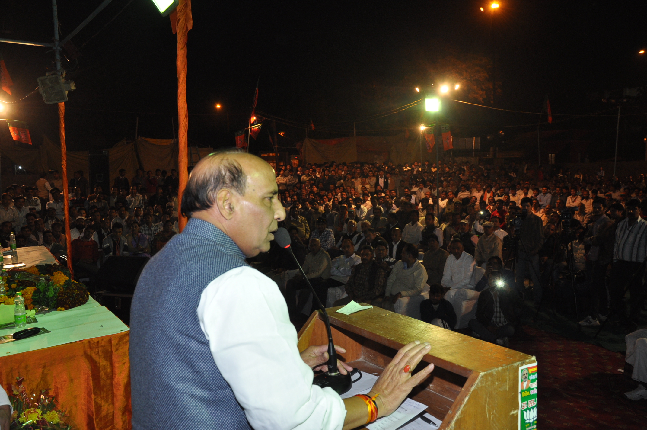 BJP President, Shri Rajnath Singh addressing a public meeting at Sangam Vihar, New Delhi on November 25, 2013