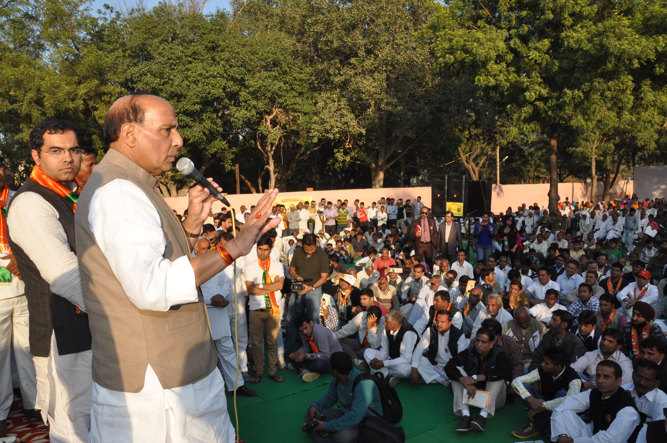 BJP National President, Shri Rajnath Singh addressing public meetings at Rajokari, Mehrauli on November 29, 2013