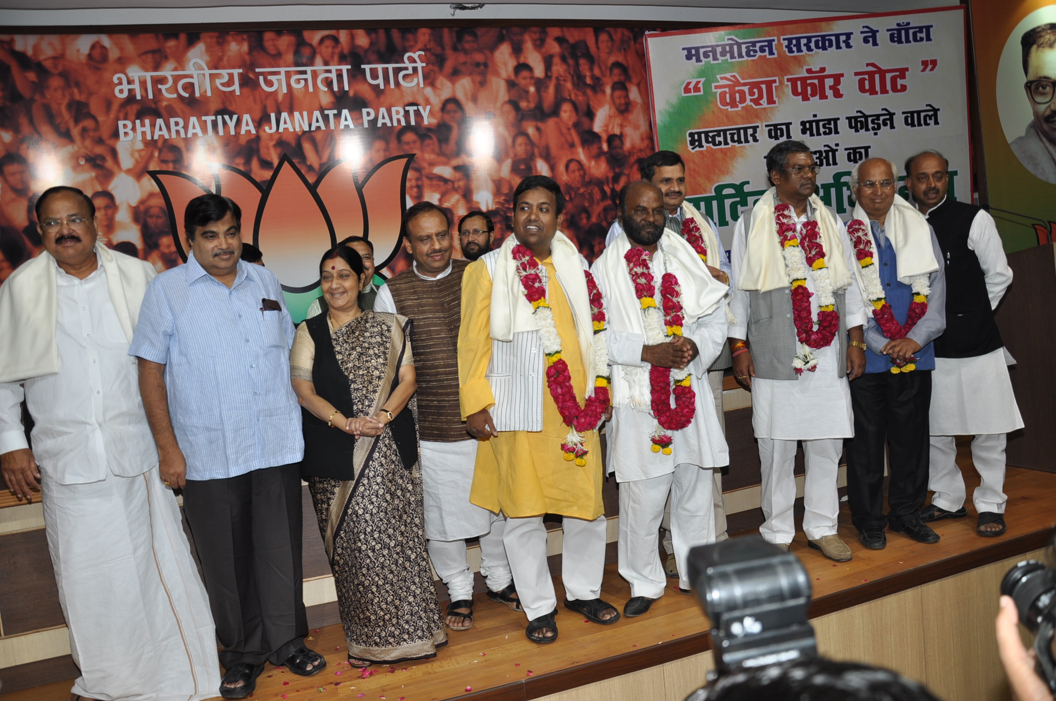 Shri Nitin Gadkari, Smt Sushma Swaraj and other BJP senior leaders welcome whistle-blowers (Cash for Vote Scam) at 11, Ashoka Road on November 19, 2011