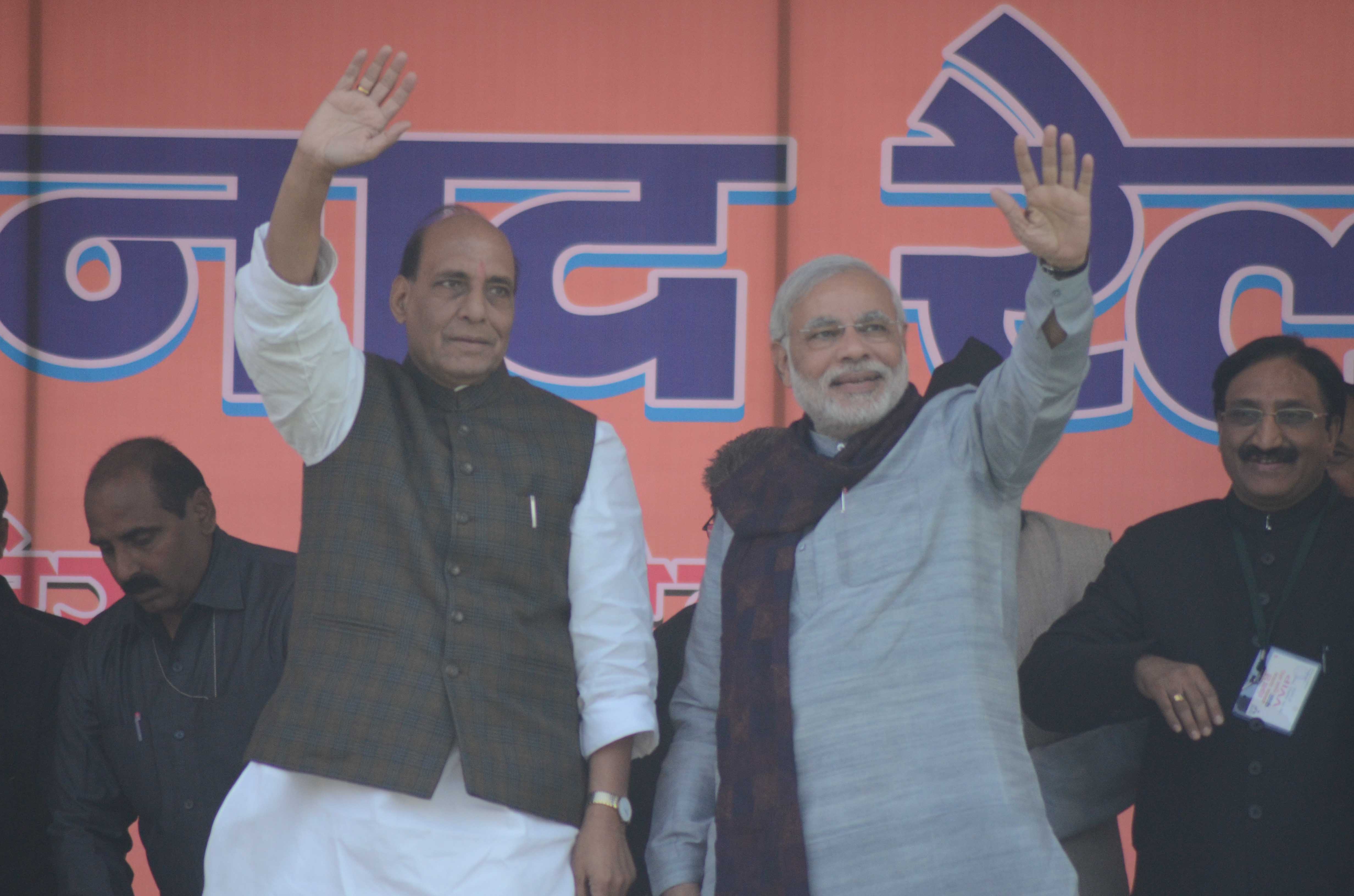 Shri Rajnath Singh and Shri Narendra Modi addressing Shankhnad Rally at Dehradun on December 15, 2013