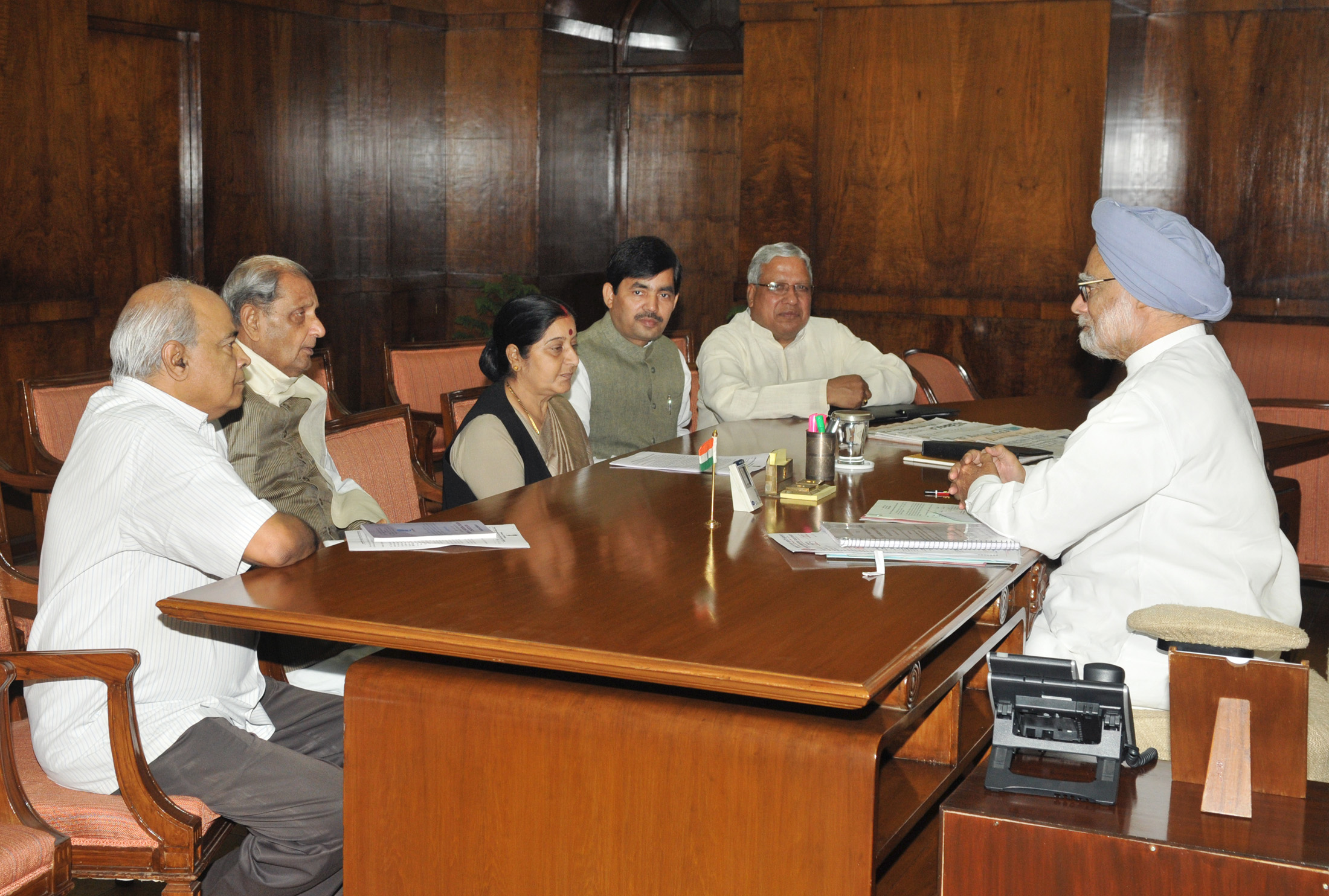 Leader of Opposition, Smt. Sushma Swaraj and Syed Shahnawaz Hussain submitting a report to Hon'ble Prime Minister on pollution free Ganga on March 22, 2013