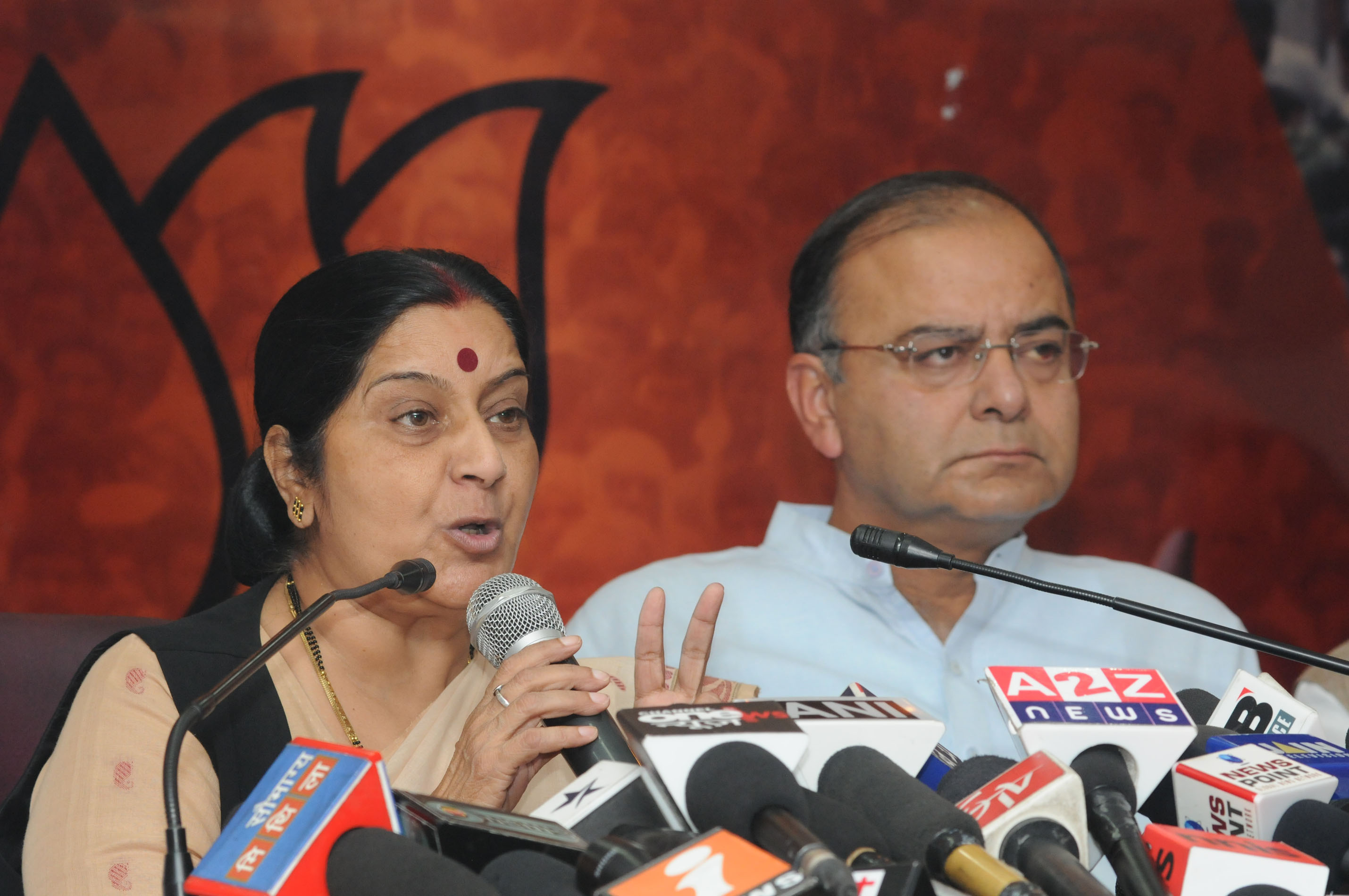 Smt. Sushma Swaraj and Shri Arun Jaitley jointely address the press conference at 11, Ashoka Road, New Delhi on June 05, 2011