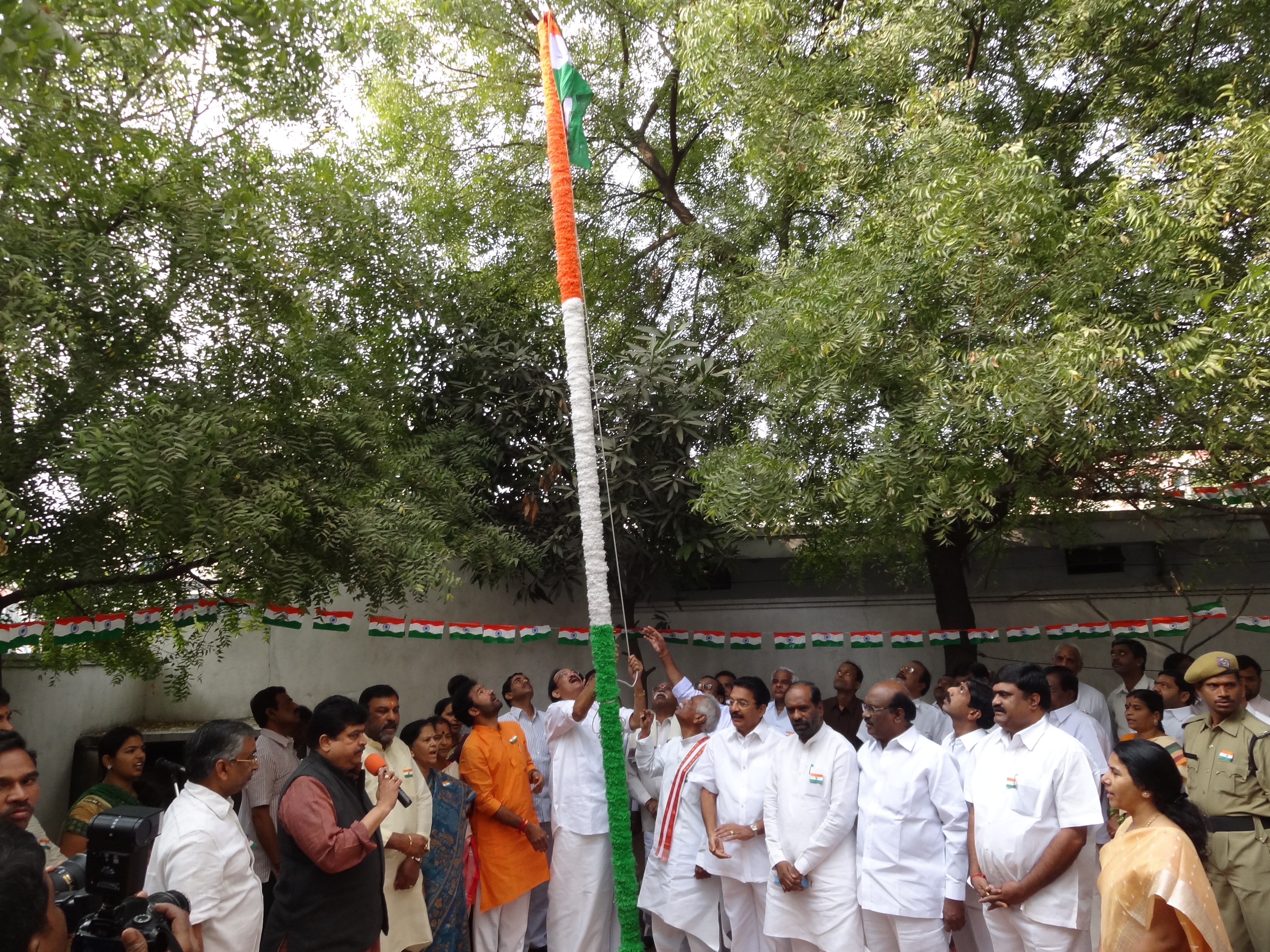 Shri M. Venkaiah Naidu hoisting the National Flag on the occasion of Republic Day at BJP State Office, Nampally (Hyderabad) on 26 January 2013