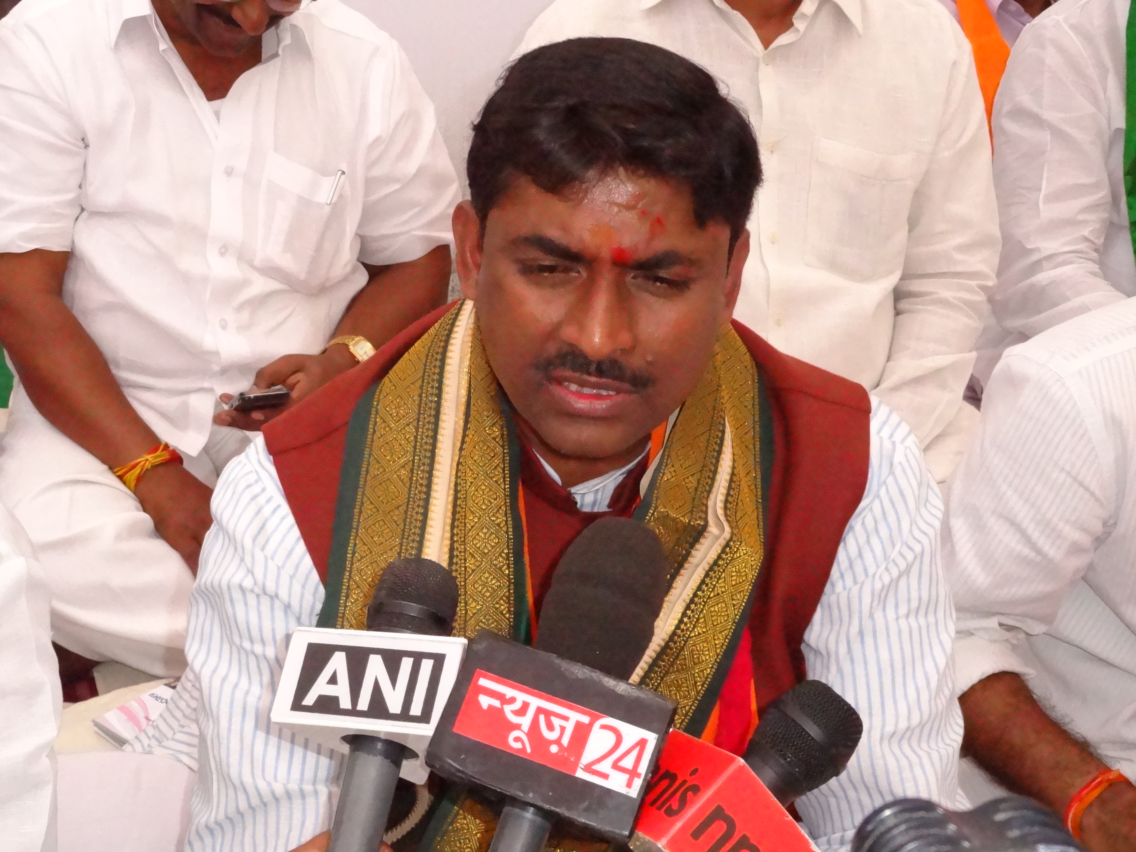 Shri P. Muralidhar Rao, BJP National Secretary Hunger strike to highlight issues of weavers, Hyderabad on December 15, 2011