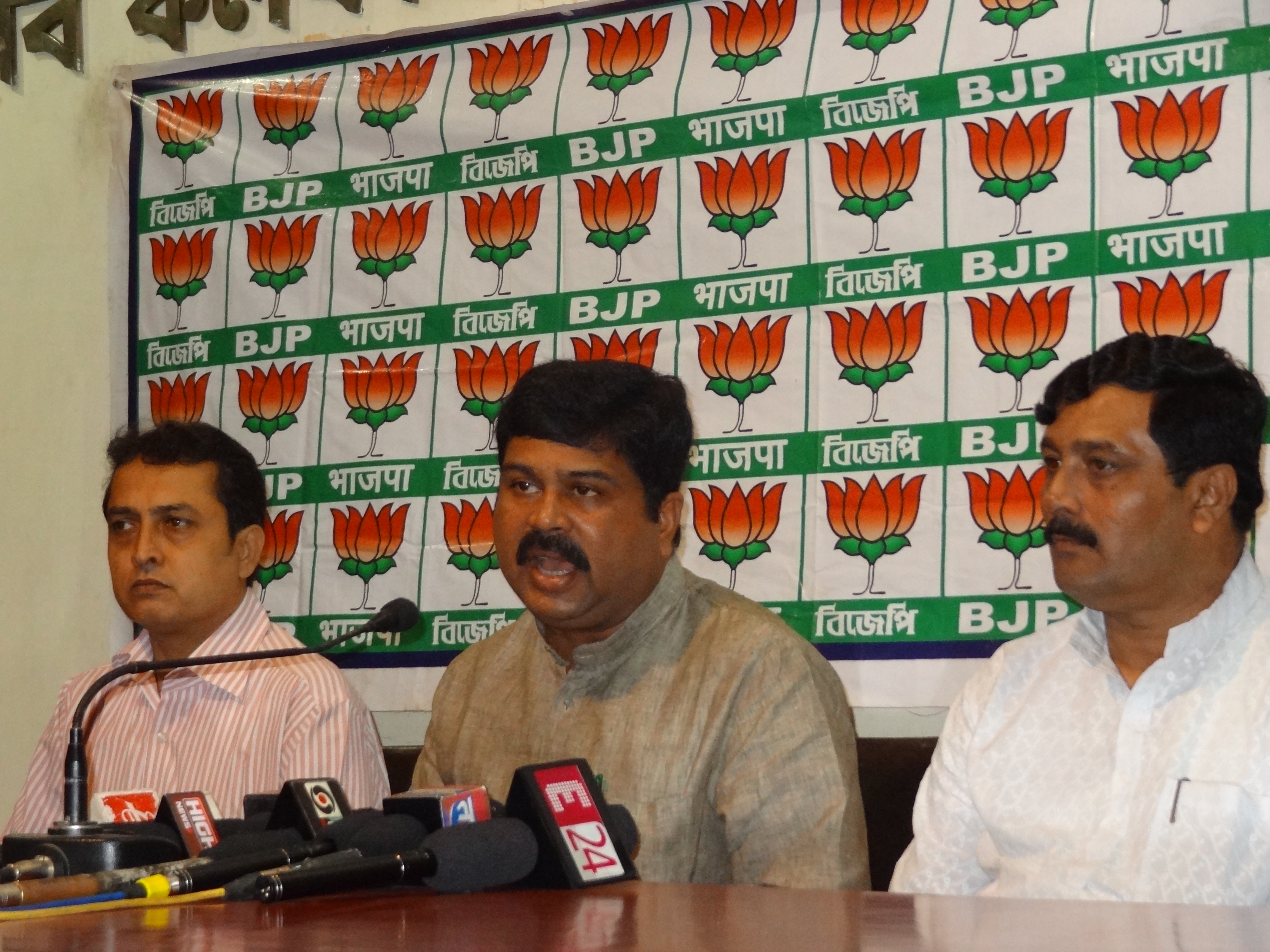 BJP National General Secretary and MP, Shri Dharmendra Pradhan addressing a press conference at West Bangal on May 16, 2013