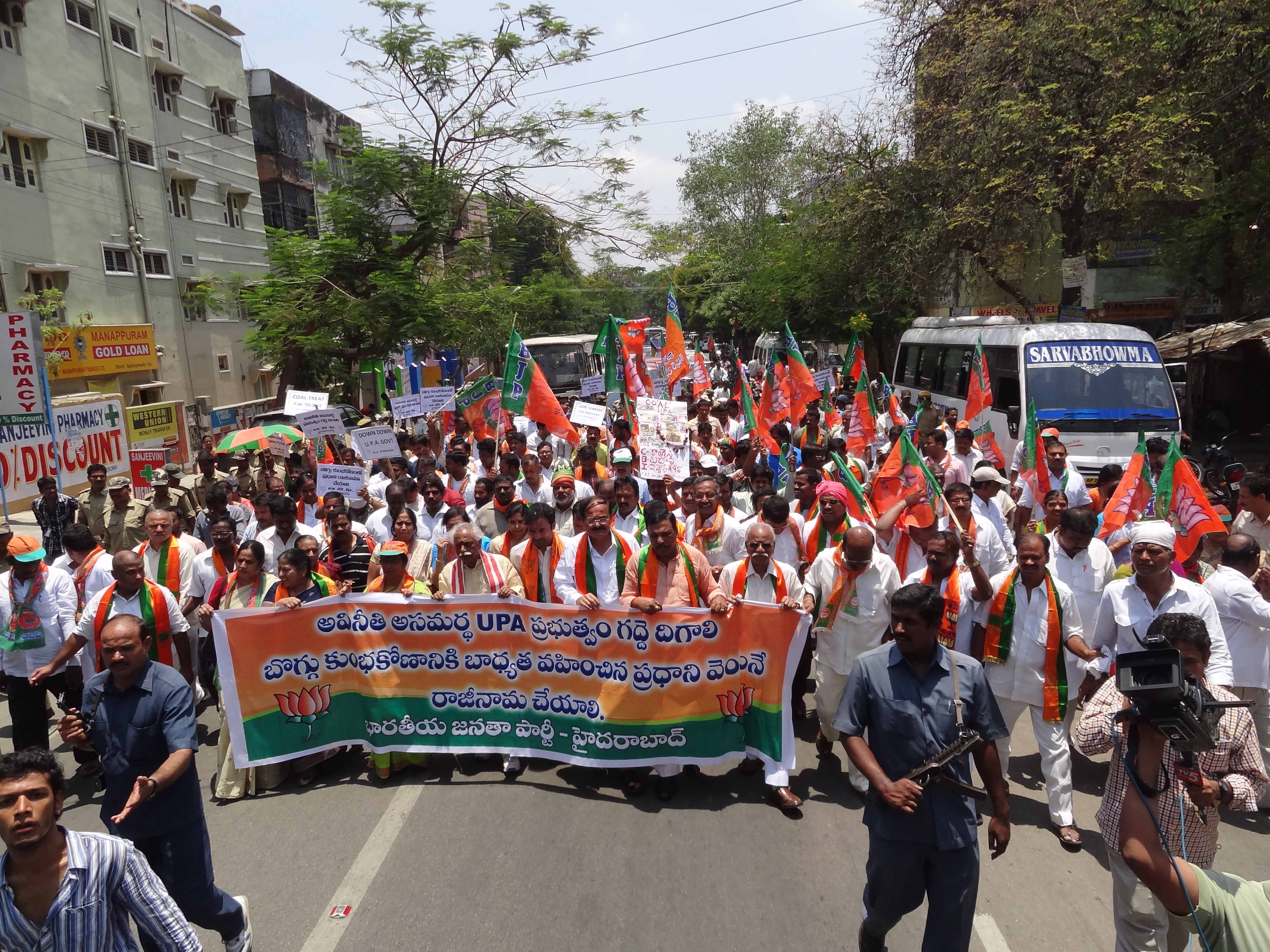 BJP Senior Leaders leadiing Dharna against UPA Government on 2G, Coalgate and other corruption issues all our the country on May 05, 2013