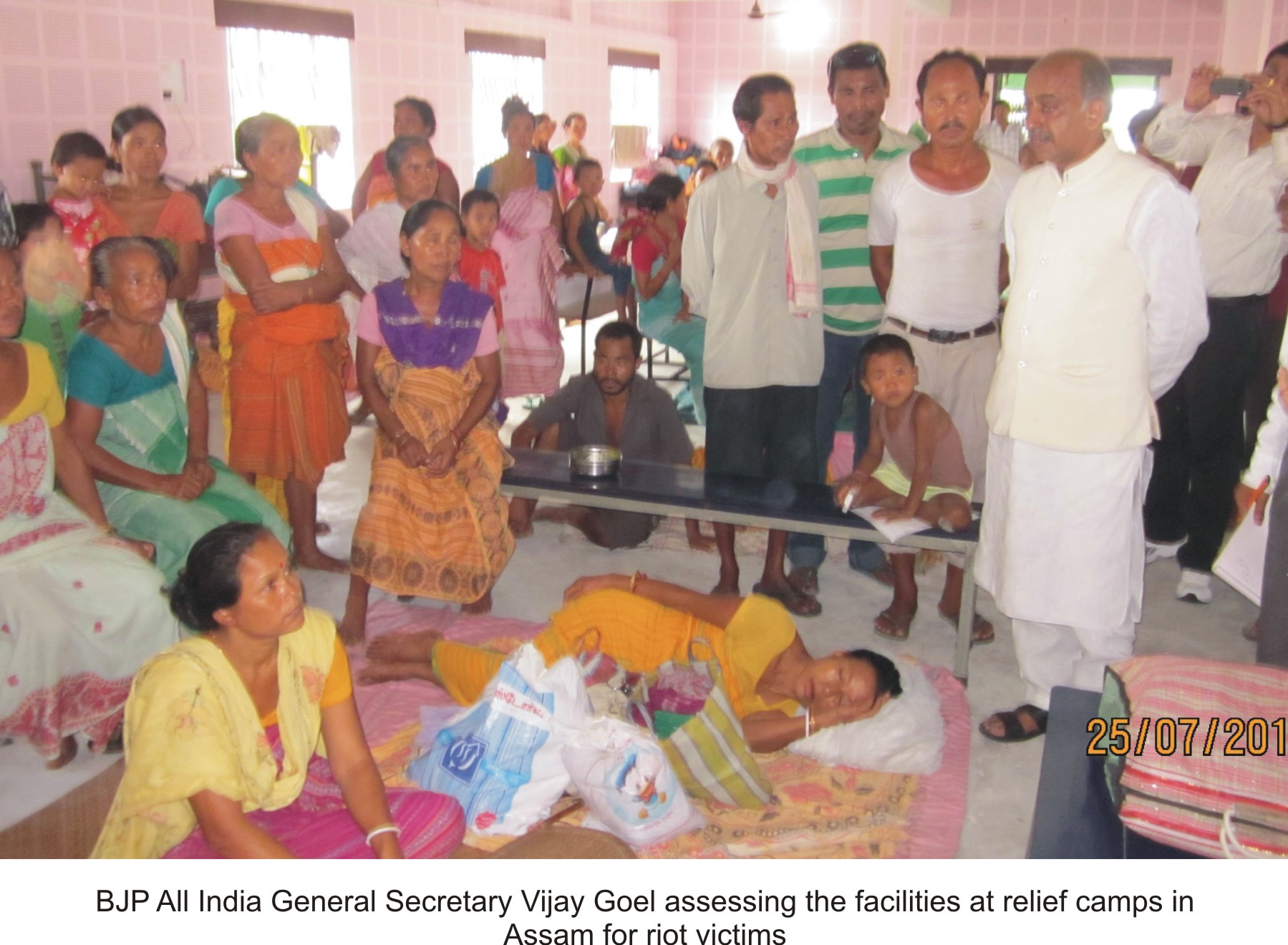 BJP National General Secretary Shri Vijay Goel assessing the facilities at relief camps in Assam for riot victims on July 25, 2012