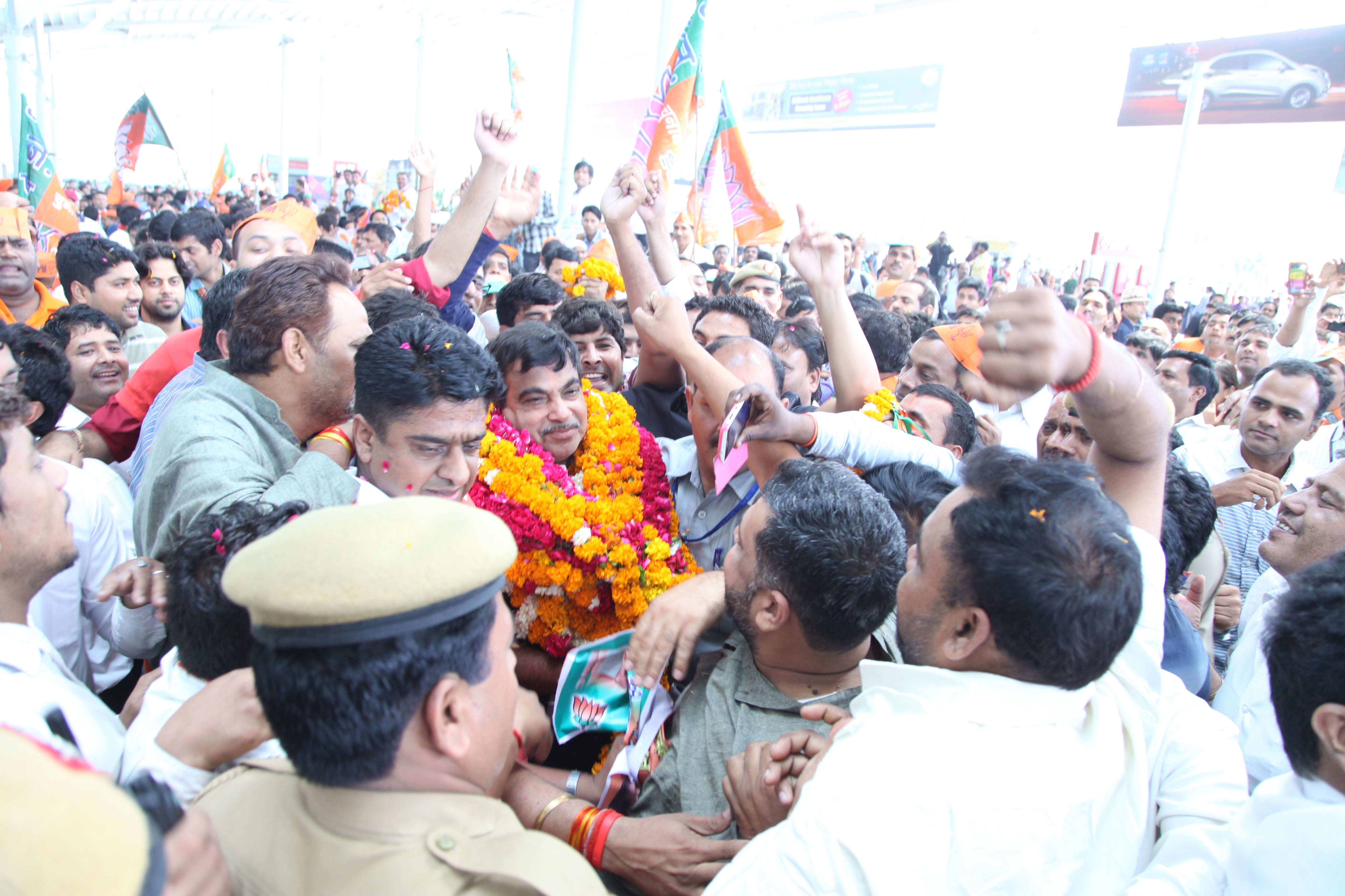  Former BJP President & Delhi Election Incharge, Shri Nitin Gadkari welcomed by BJP workers at IGI Airport on May 17, 2014