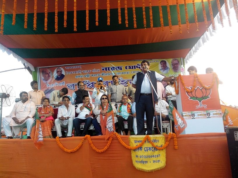 Former BJP President, Shri Nitin Gadkari addressing a public meeting at Bargachia, Sreeampore (West Bengal) on April 26, 2014