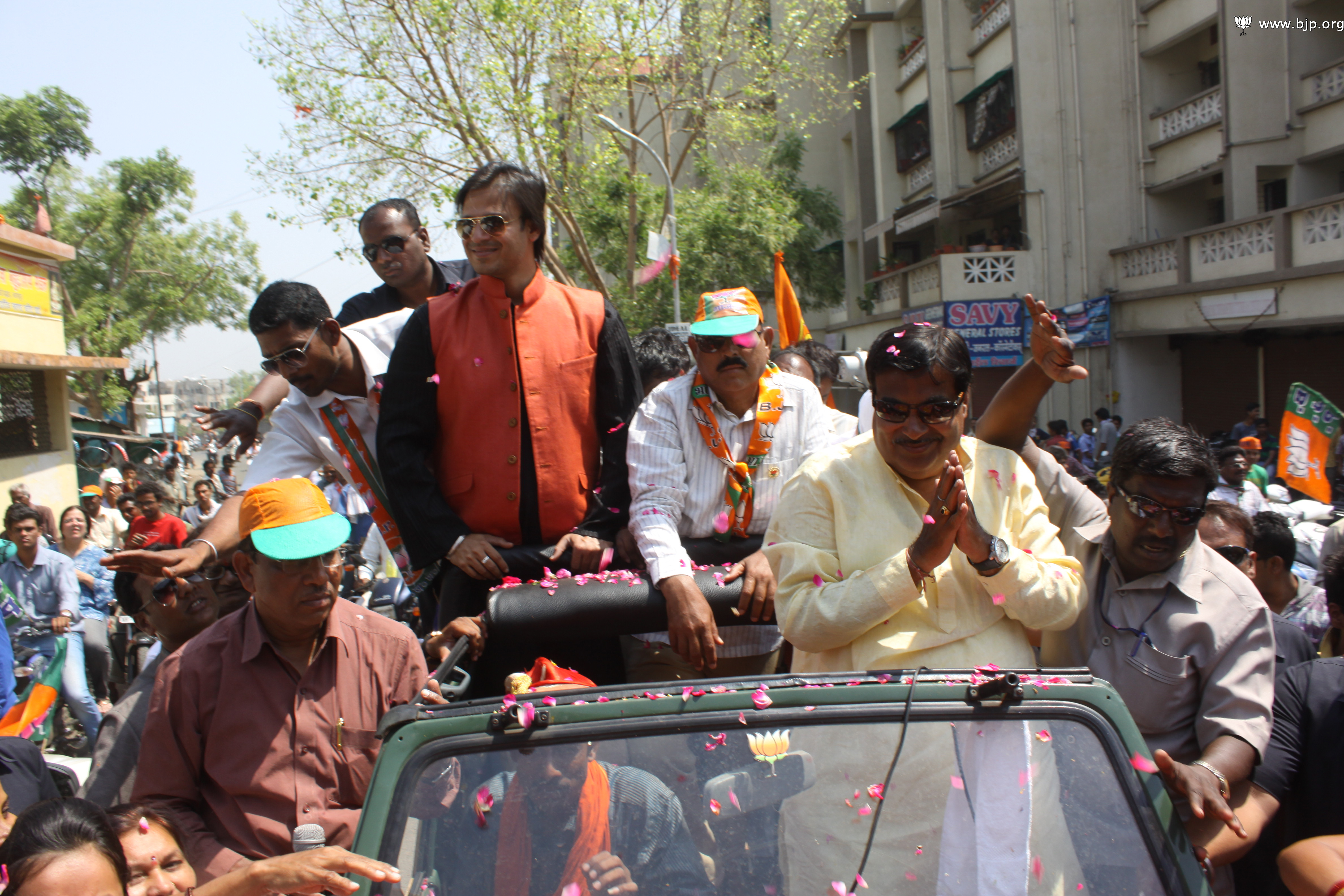 Former BJP President, Shri Nitin Gadkari along with Vivek Oberoi during a rally at Nagpur on April 6, 2014