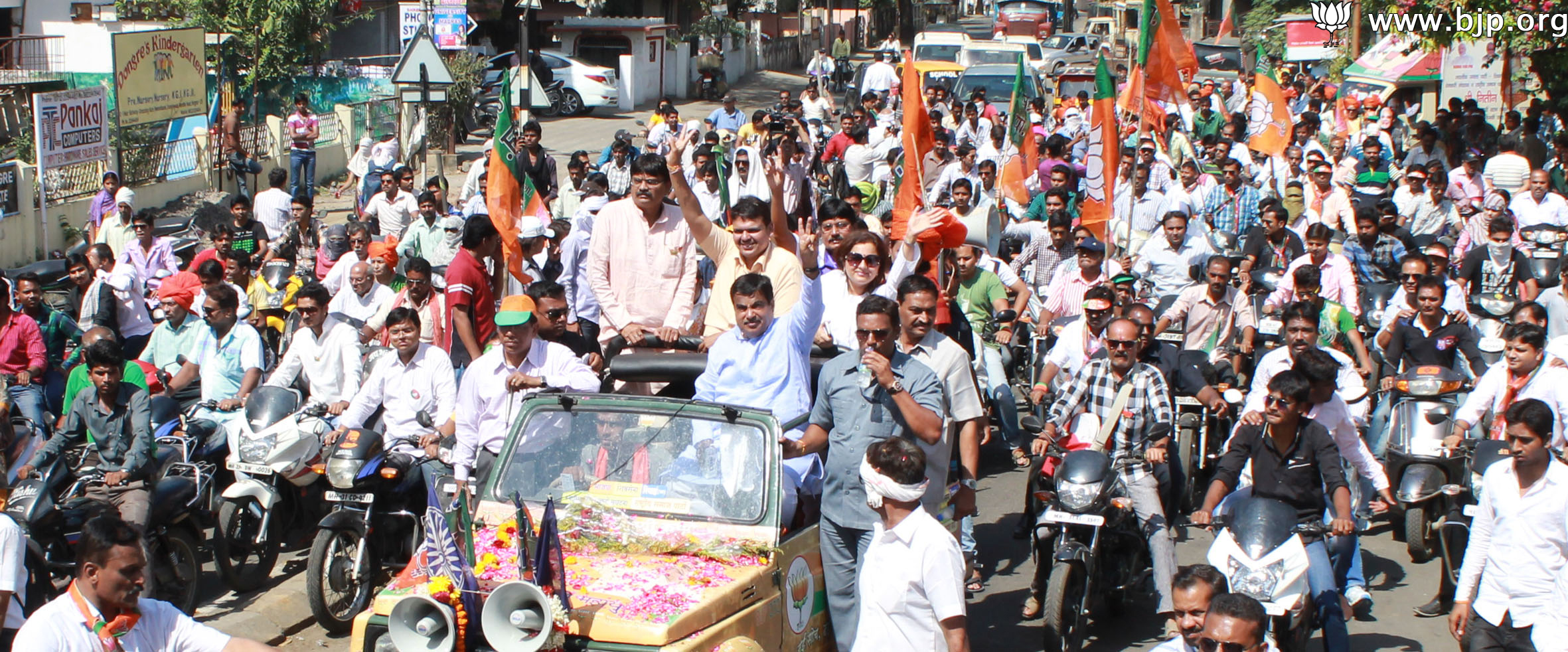 Former BJP President, Shri Nitin Gadkari, BJP National Secretary, Smt Vani Tripathi, & Maharashtra BJP State President, Shri Devendra Fadnavis during Lok Sabha Election Campaign at Nagpur, Maharashtra April 3, 2014