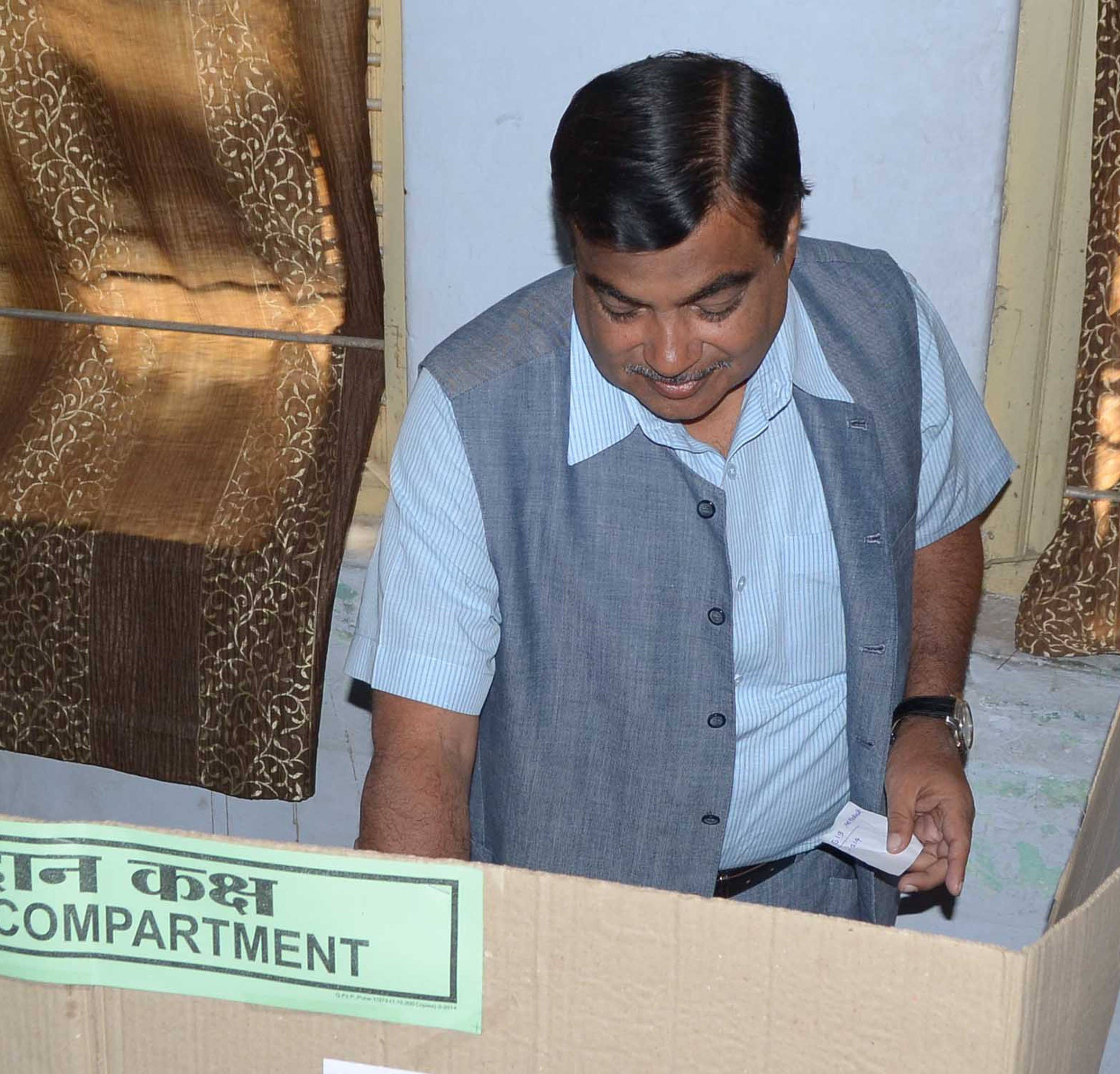 Former BJP President, Shri Nitin Gadkari cast his vote with family at Corporation Office (Town Hall) Room No. 3, Mahal Nagpur on April 10, 2014