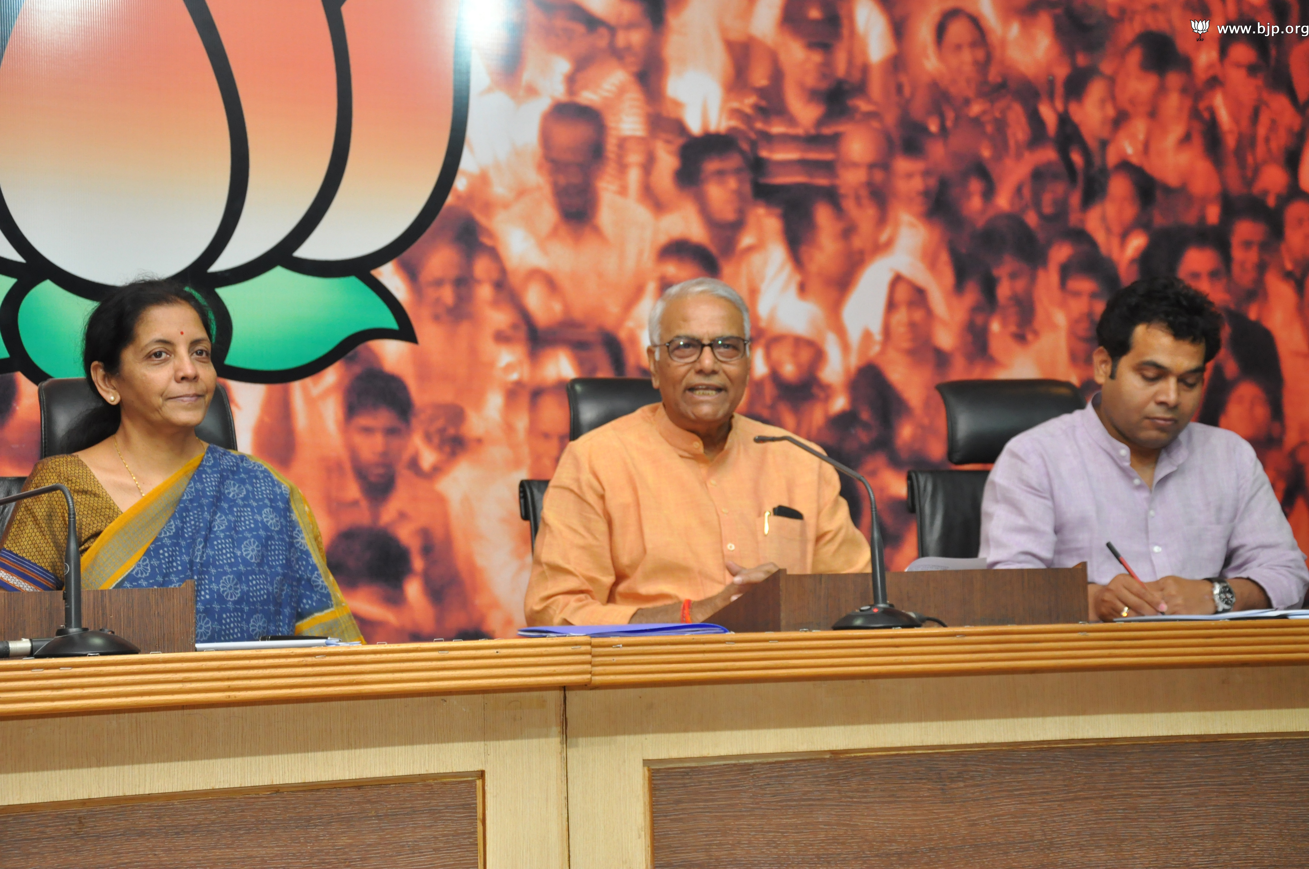 Former Finance Minister, Shri Yashwant Sinha addressing press conference at 11, Ashoka Road, New Delhi on March 30, 2014