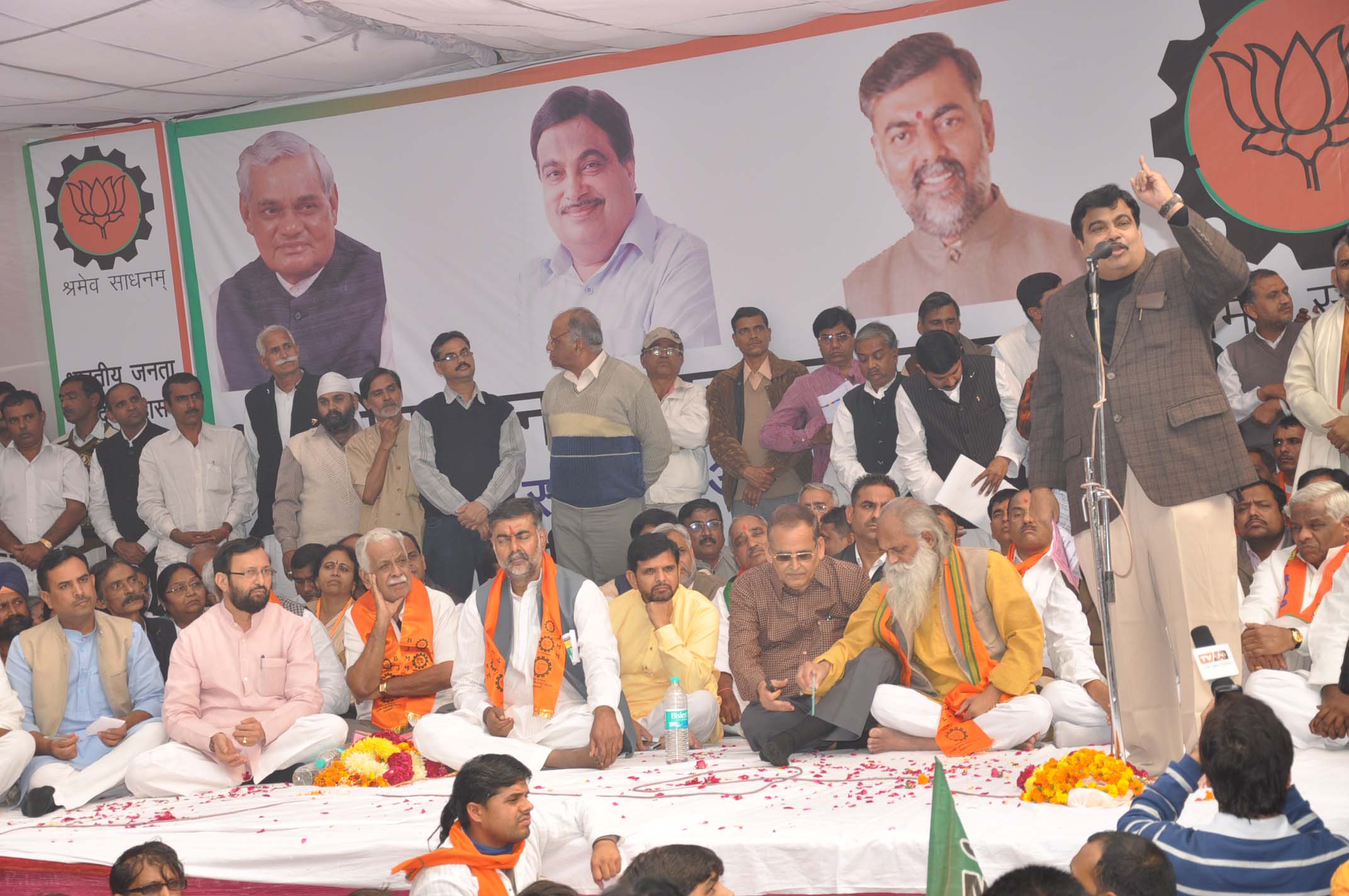 BJP National President, Shri Nitin Gadkari addressing dharna against incompetent policies of UPA regarding unorganised labour organised by BJMM at Jantar Mantar, New Delhi on december 09, 2011