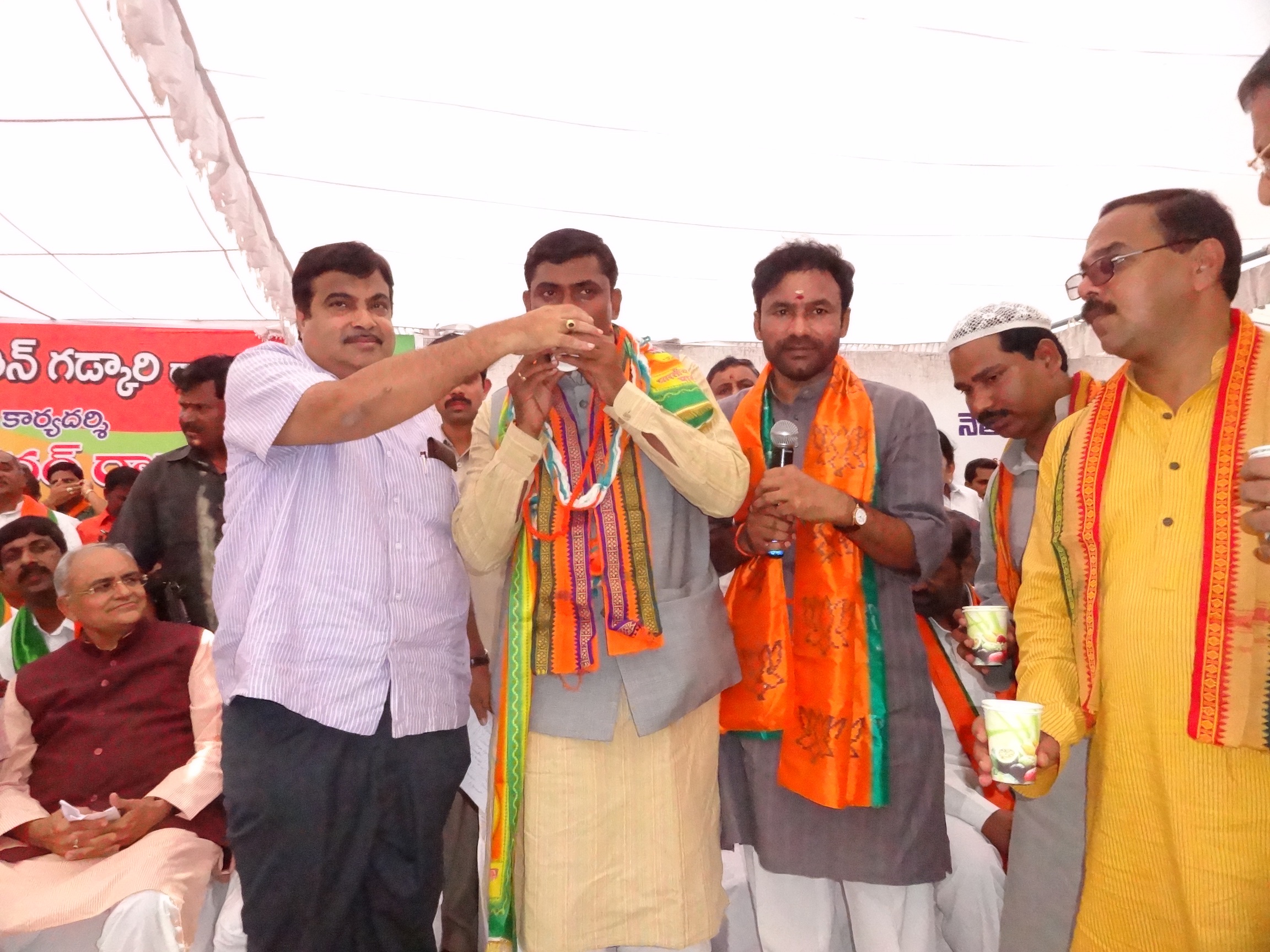 BJP National Secretary, Shri P. Murlidhar Rao breaking his Hunger Strike in the presence of BJP National President, Shri Nitin Gadkari at Hyderabad on December 16, 2011