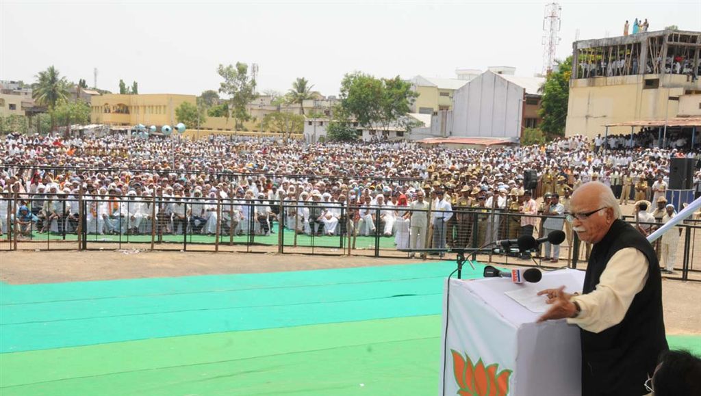 Shri L.K. Advaniji addressing a rally in Gulbarga (Karnataka) on April 20, 2009