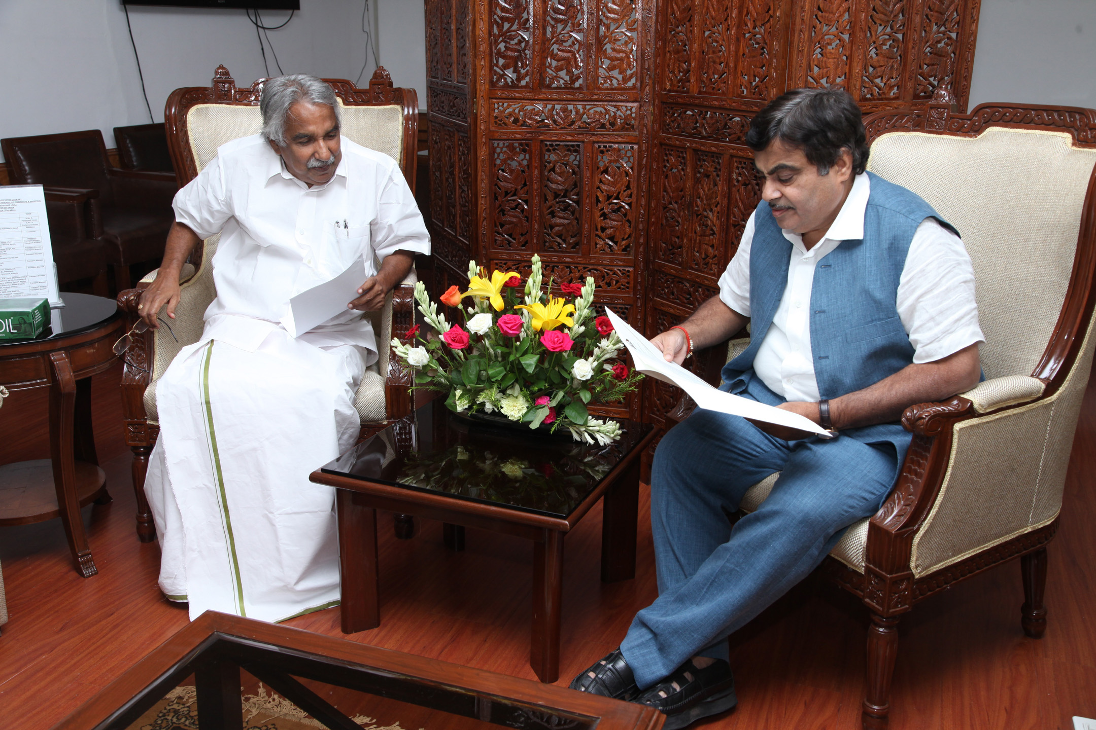 Hon'ble Union Minister for Road Transport & Highways and Shipping Shri Nitin Gadkari meeting with Chief Minister of Kerala, Shri Oommen Chandy at Transport Bhawan, New Delhi on July 24, 2014