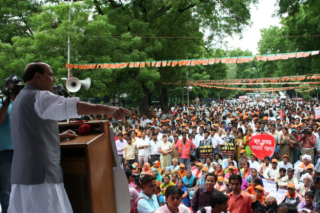 BJP National President, Shri Rajnath Singhji addressing the Dharna against price rise at Jantar Mantar, New Delhi on August 17, 2009