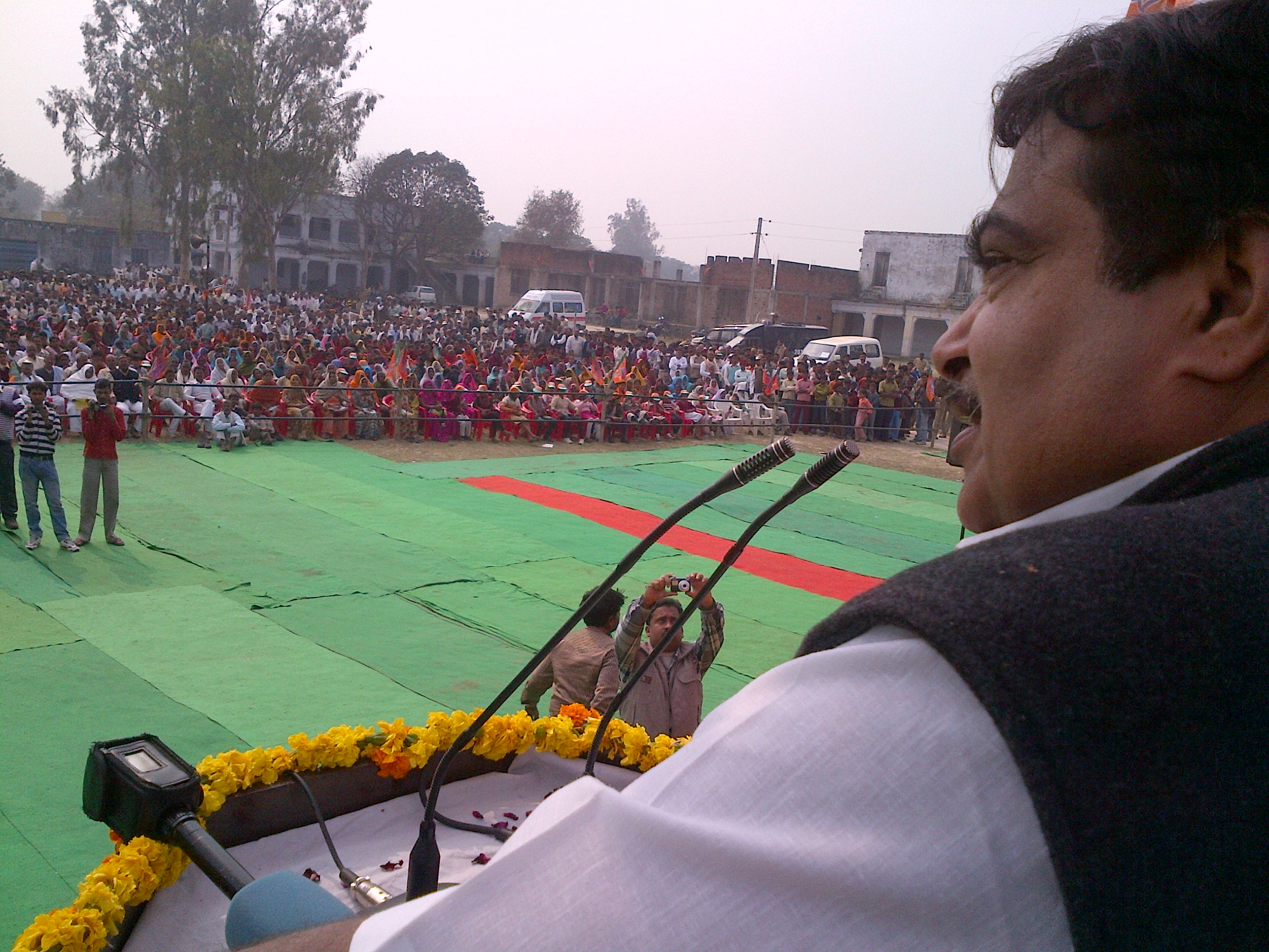 BJP National President, Shri Nitin Gadkari addressing a public meeting at Chandauli (Uttar Pradesh) on February 08, 2012