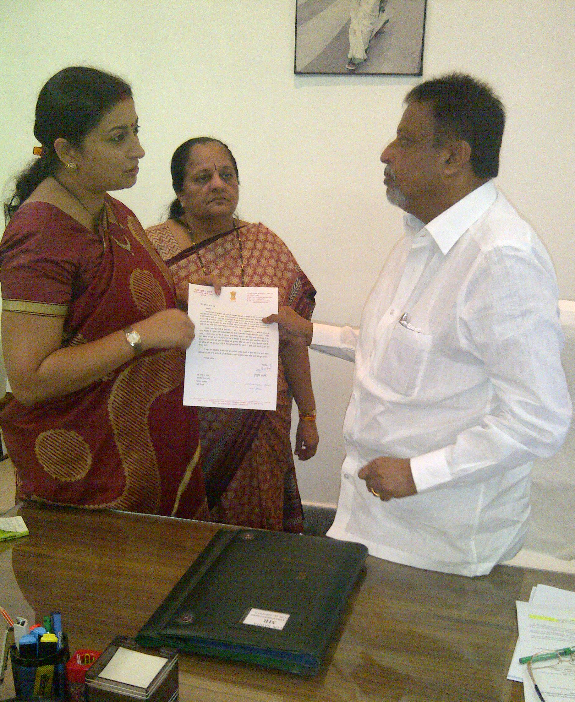 BJP Mahila Morcha President, Smt. Smriti Irani submitting demand to Hon Minister for Railways Shri Mukul Roy for reservation of lower berths for Pregnant Women travelers in Indian Railways on September 06, 2012