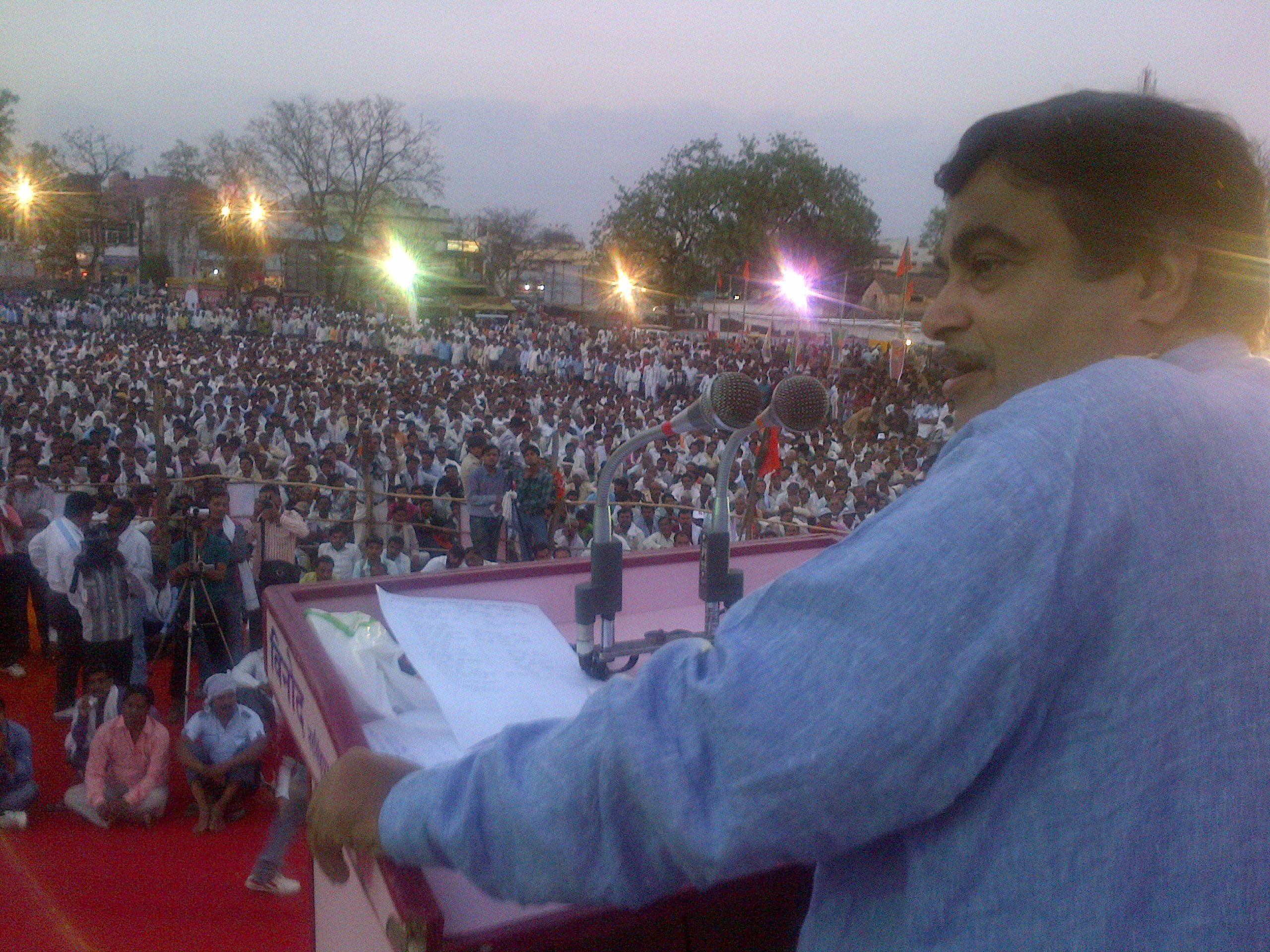 Former BJP President, Shri Nitin Gadkari addressing Mazdoor Rally on the occasion of Mazdoor Diwas at Narsinghpur, Madhya Pradesh on May 01, 2013