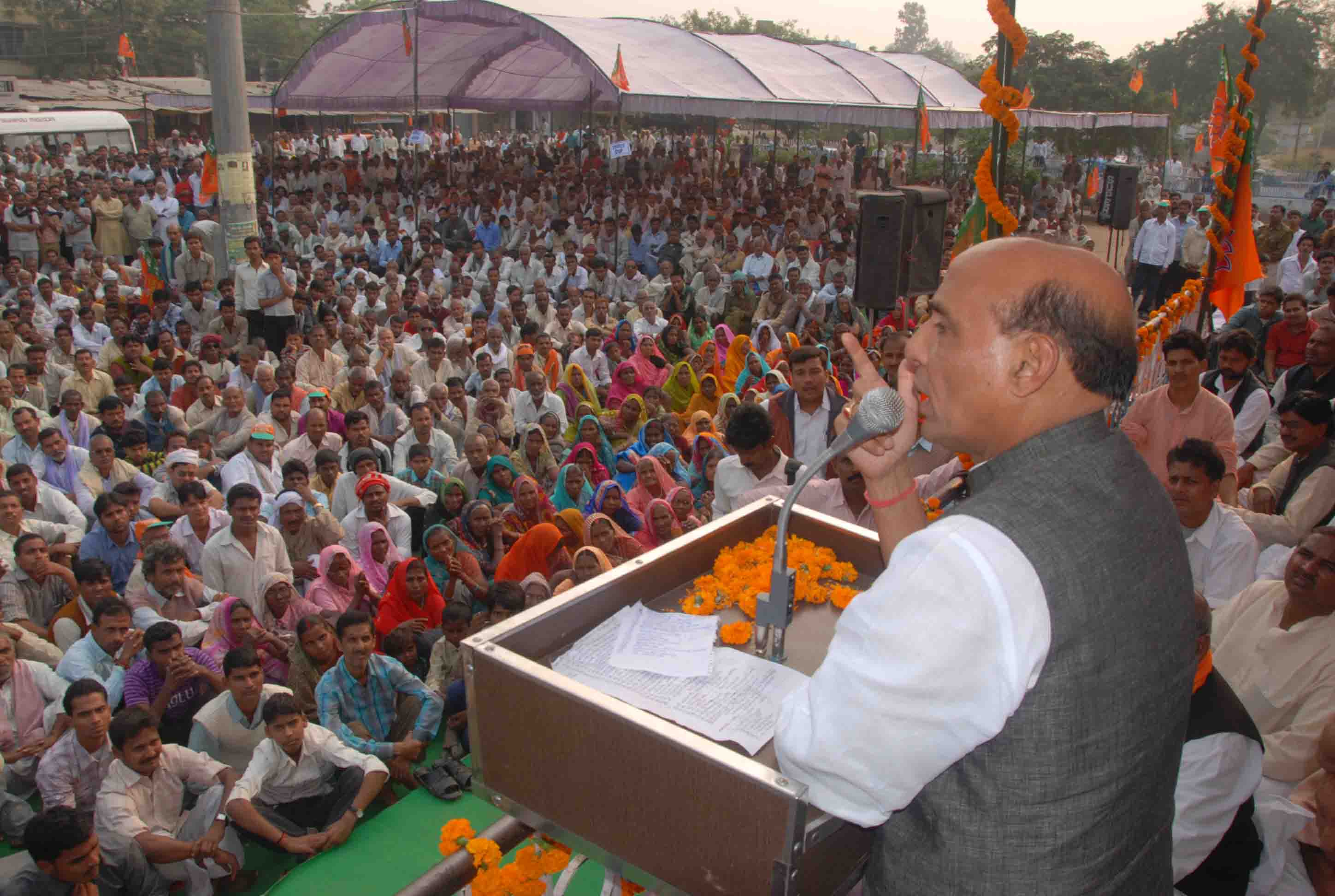 Shri Rajnath Singh during Jan Swabhiman Yatra at Deoria (Uttar Pradesh) on November 14, 2011