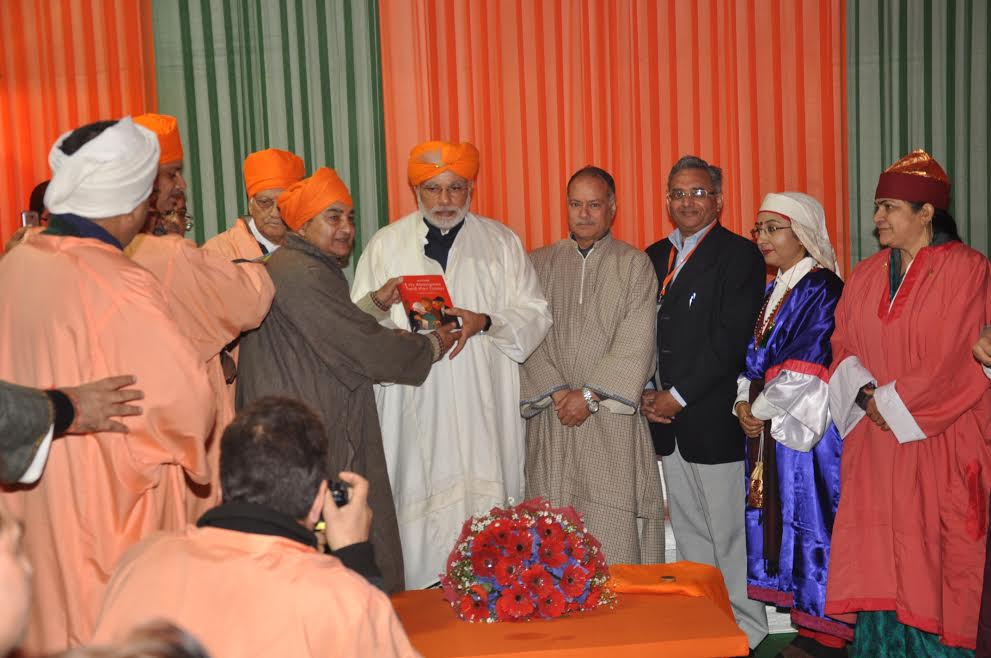 Kashmiri Pandits submitting a memorandum to BJP Prime Ministerial candidate, Shri Narendra Modi at Ramlila Maidan, New Delhi on January 19, 2014