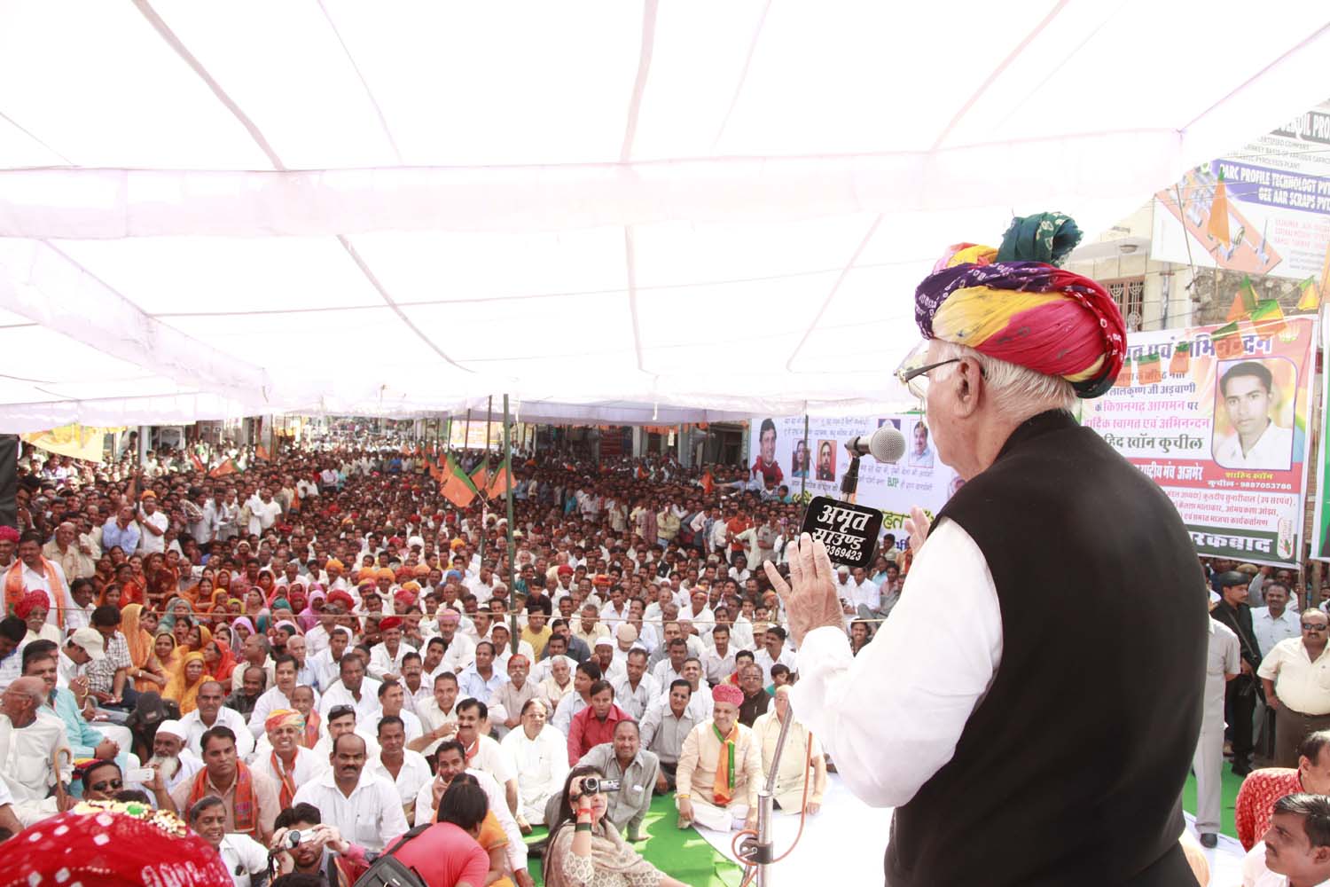 Shri L.K. Advani during Jan Chetna Yatra at Kishangarh (Rajasthan) on November 10, 2011