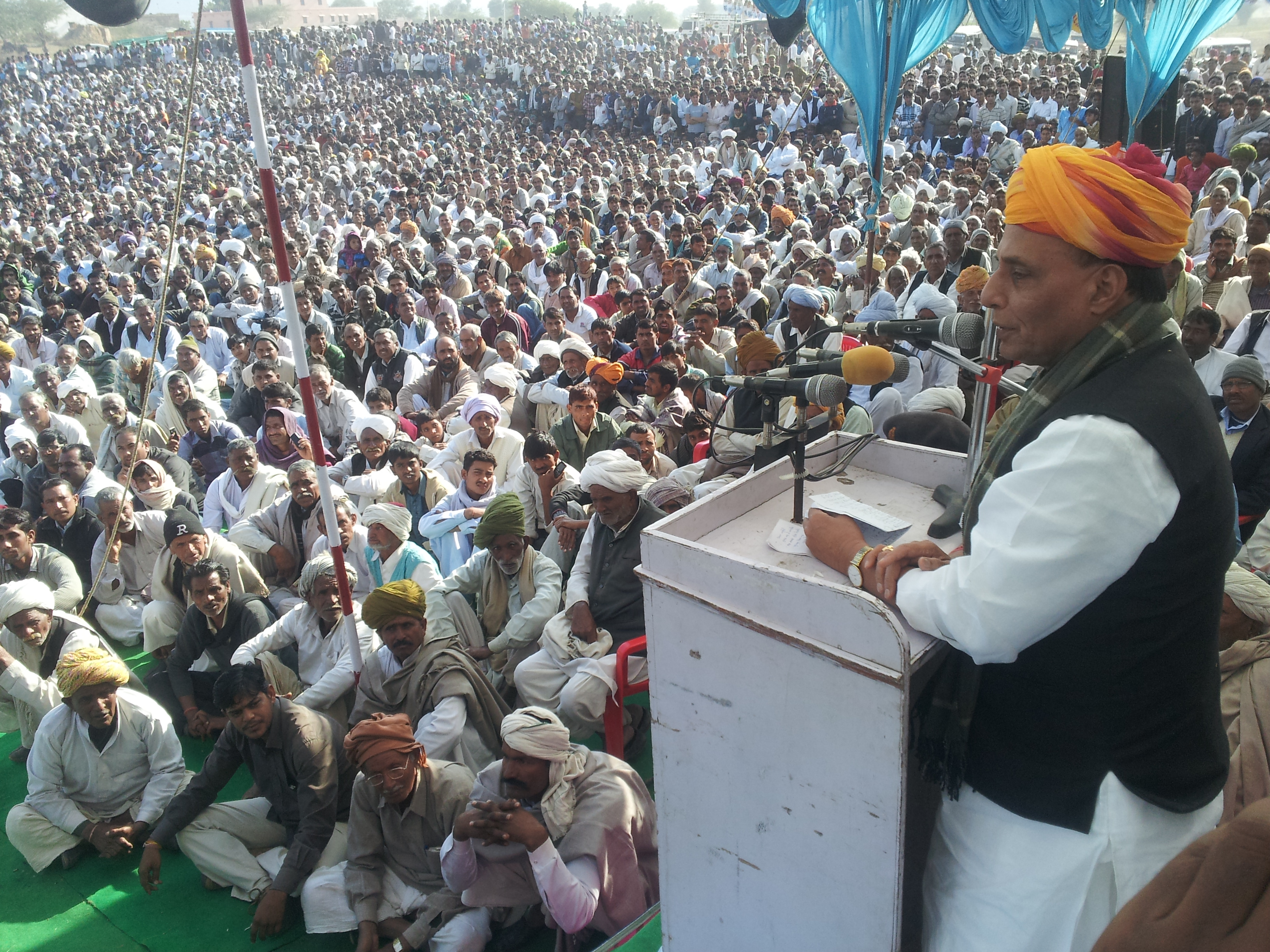 Former BJP President, Shri Rajnath Singh addressing a public meeting at Khetri in district Jhunjhunu (Rajasthan) on December 28, 2012