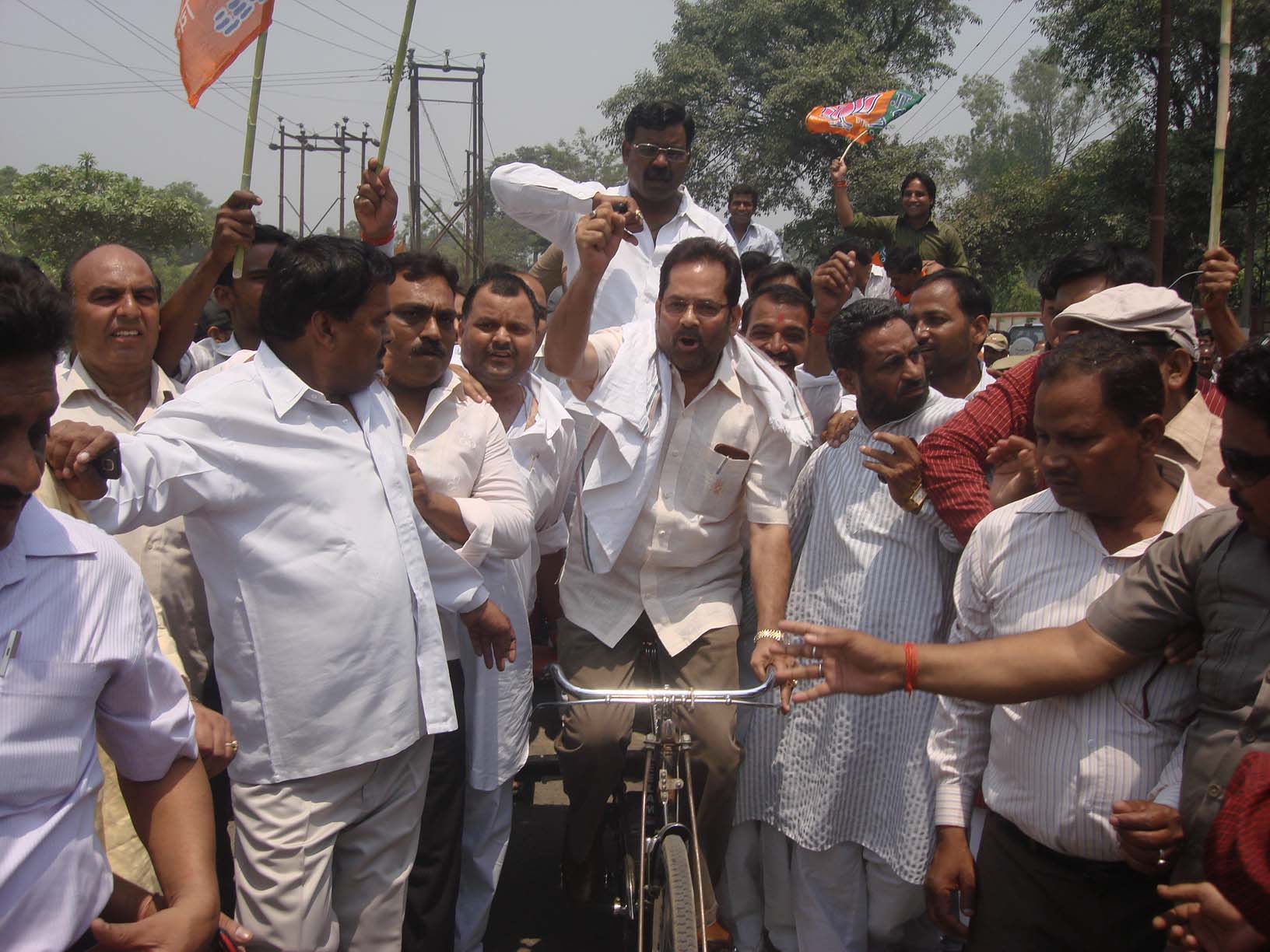 BJP Vice President, Shri Mukhtar Abbas Naqvi along with BJP workers driving Cycle Rikshaw at Rampur (U.P.) on Sunday, May 15, 2011