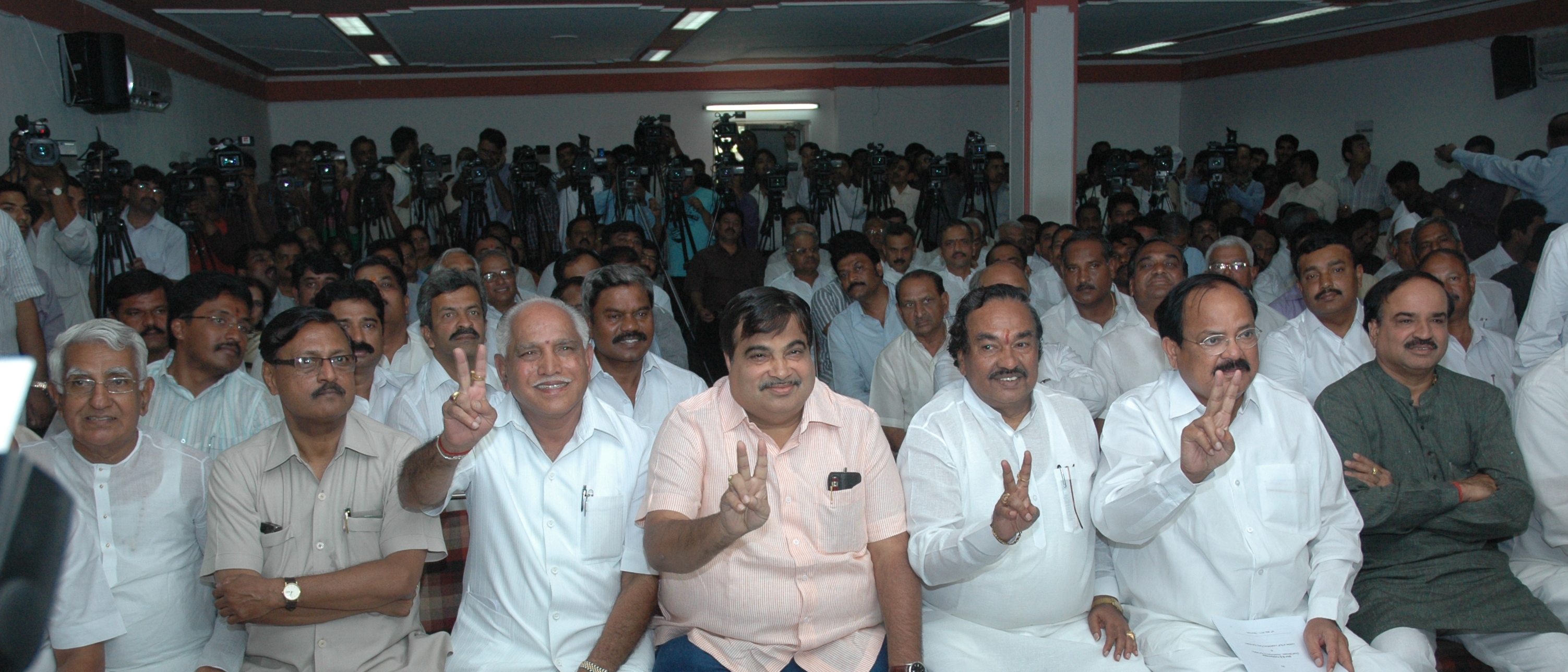 Karnataka Chief Minister, Shri B.S. Yeddyurappa and Karnataka BJP MLAs meeting with BJP President, Shri Nitin Gadkari at 11, Ashoka Road, on May 17, 2011