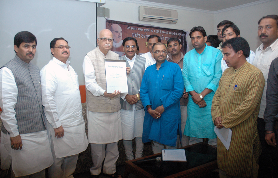 Shri Tarun Vijay presented interim report of Border Darshan to Shri LK Advaniji and Shri Nitin Gadkariji on May 26, 2011