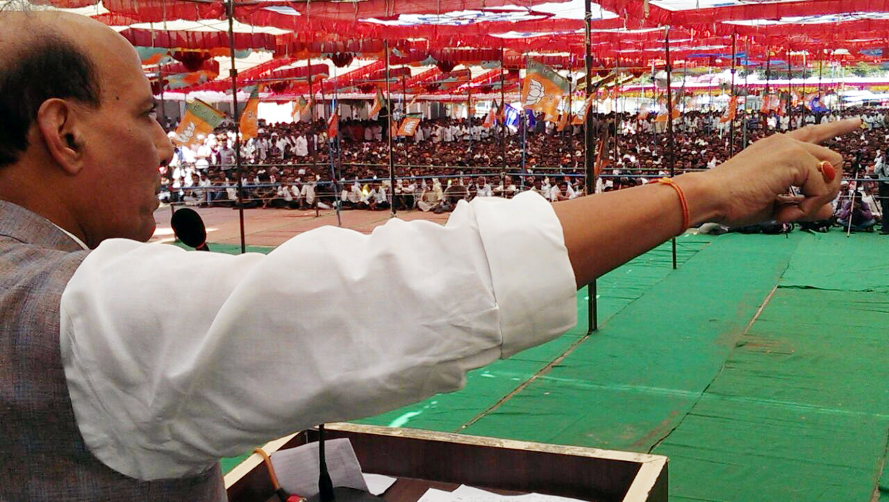 Minister of Home Affairs, Shri Rajnath Singh addressing a Election Rally in Athavade Bazar,Ambedkar market, Dharangaon, distt. Jalgaon, Maharashtra on October 12, 2014