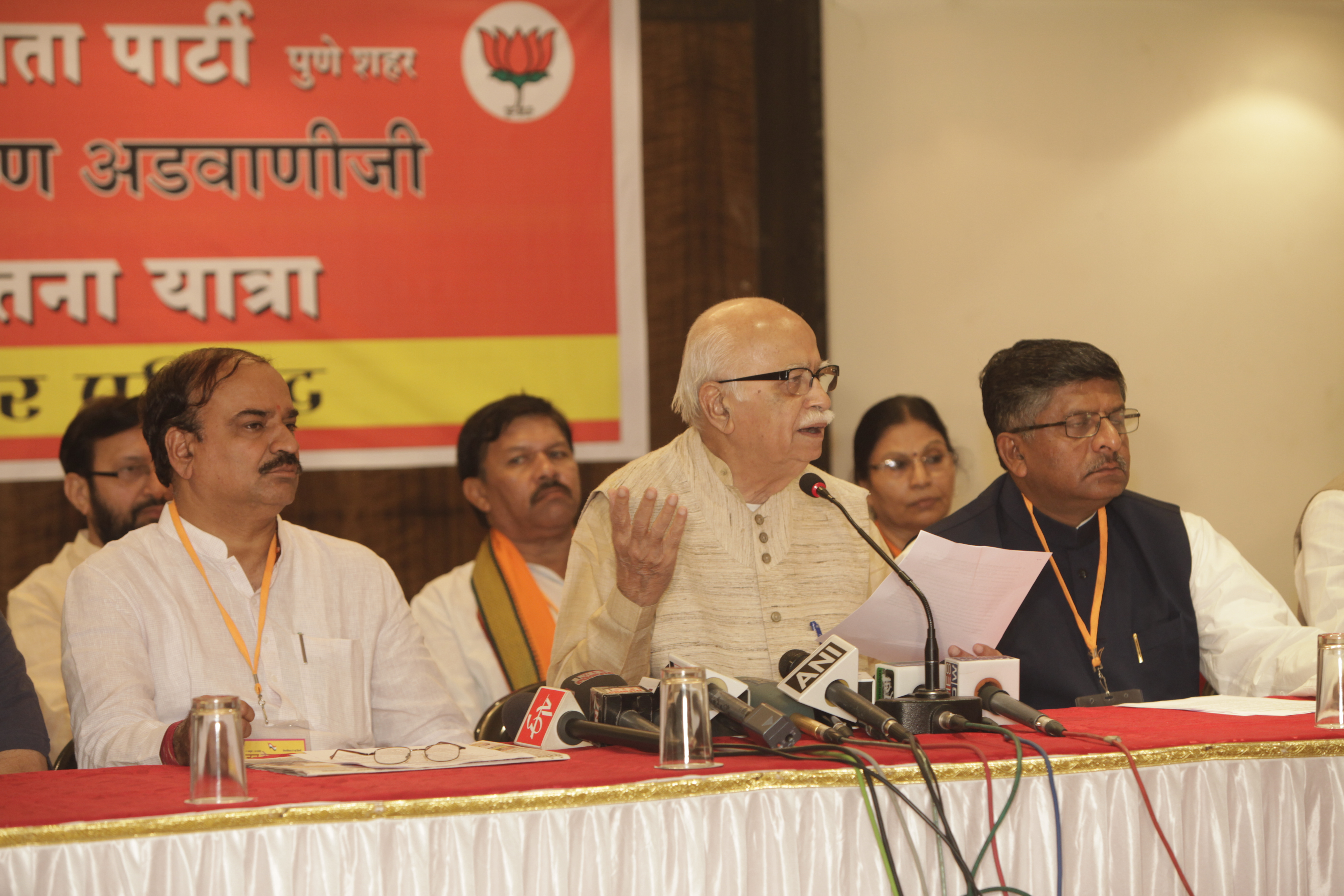 Shri L.K. Advani during Jan Chetna Yatra at Pune (Maharashtra) on November 04, 2011