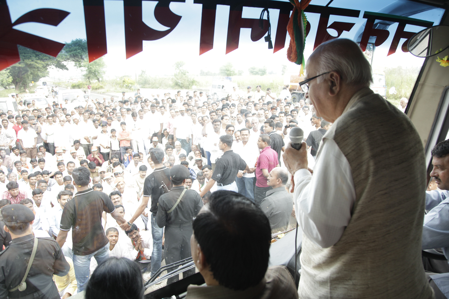 Shri L.K. Advani during Jan Chetna Yatra at Karad (Maharashtra) on November 03, 2011