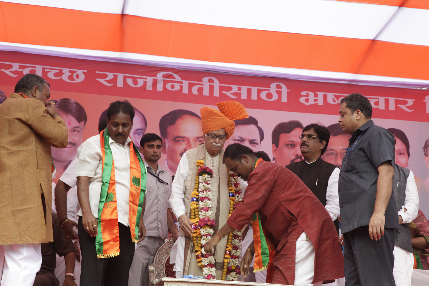 Shri L.K. Advani during Jan Chetna Yatra at Satara (Maharashtra) on November 03, 2011