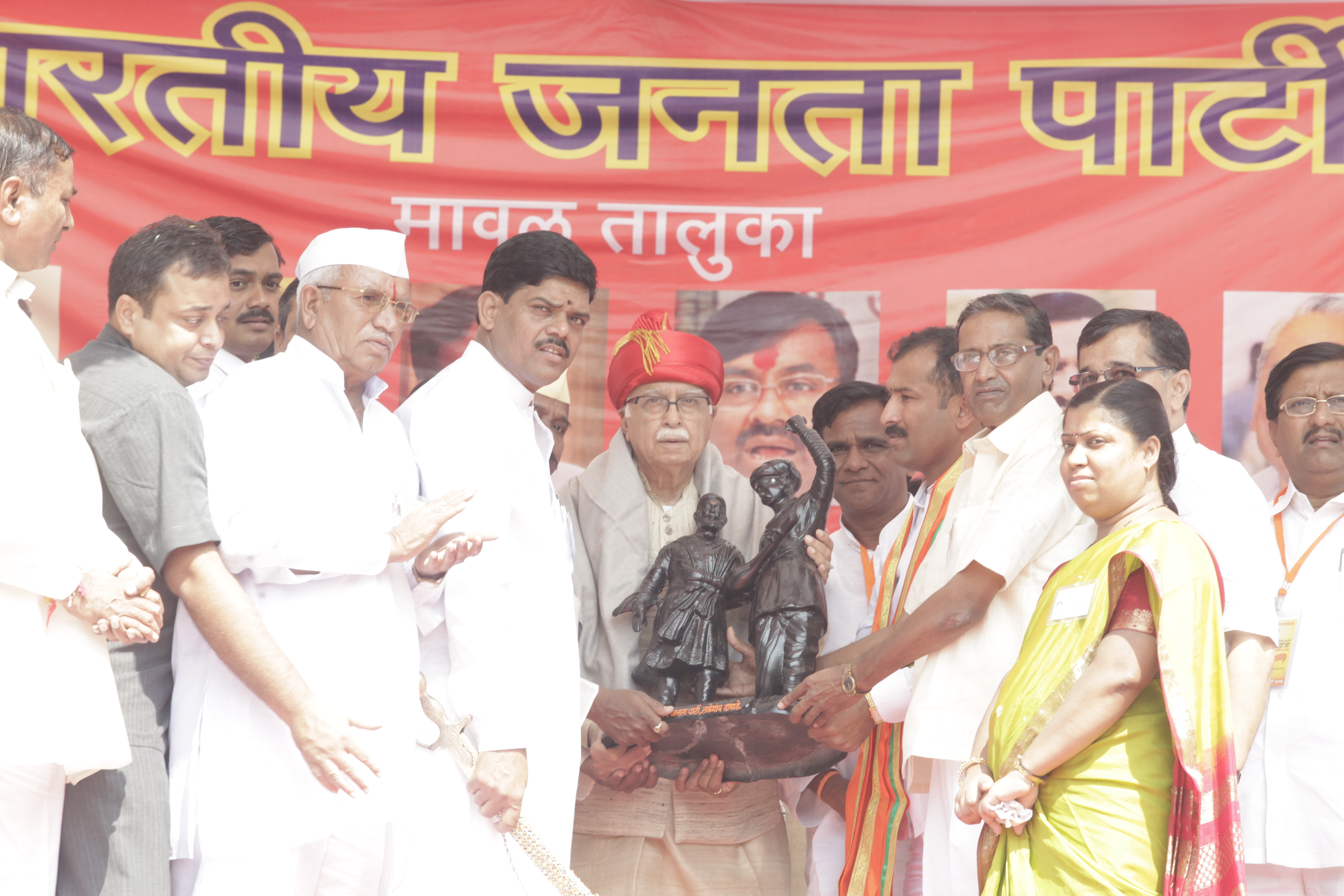 Shri L.K. Advani during Jan Chetna Yatra at Talegaon (Maharashtra) on November 04, 2011