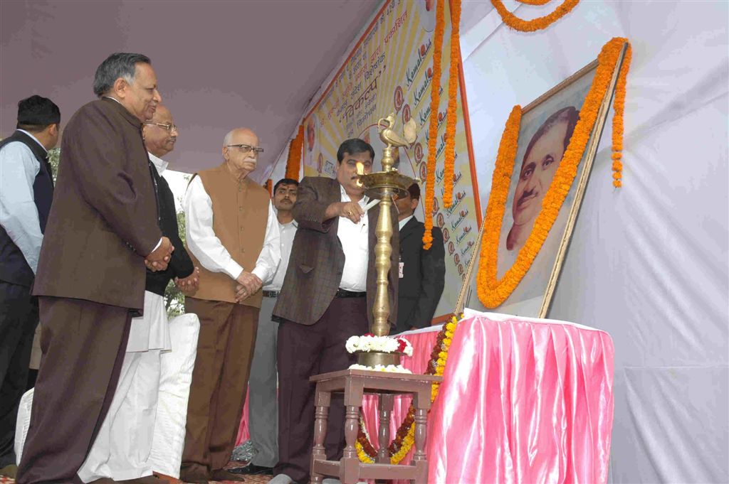 Shri L.K. Advani, Shri Suresh Soni, Shri Nitin Gadkari in a function of releasing publication "Vikalpa" on 11-2-2010