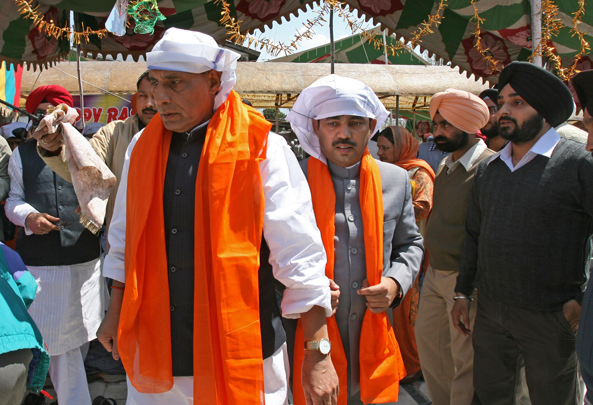 Shri Rajnath Singh, Shri Ravi Shankar Prasad and Shri Shahnawaz Hussain visiting at Hazratbal Srinagar and Chatti Padshahi Gurudwara, Srinagar on April 14, 2011