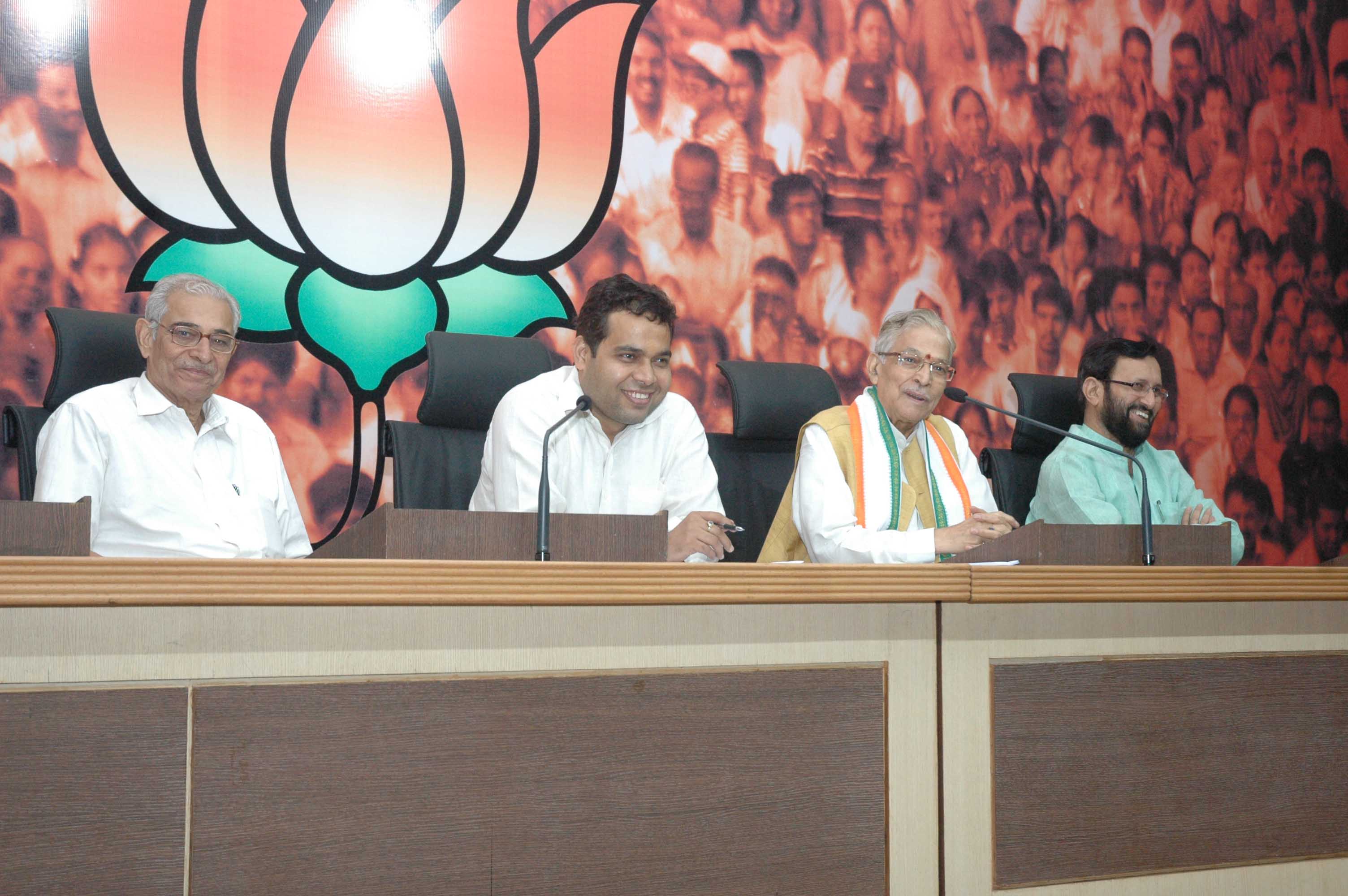 Dr. Murli Manohar Joshi addressing a press conference at 11, Ashoka Road, New Delhi on September 22, 2011