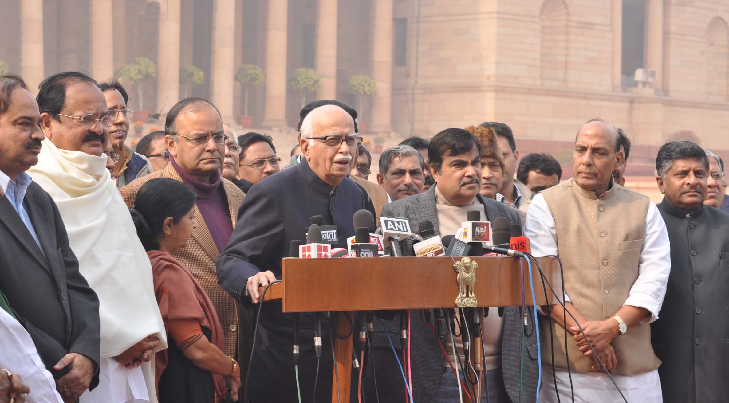 BJP MPs delegation led by Shri L.K. Advani, Shri Nitin Gadkari, Smt. Sushma Swaraj and Shri Arun Jaitley submitted memorandum to President of India on January 05, 2012