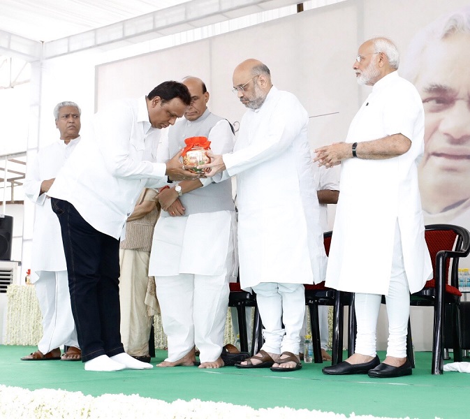 Photographs : Asthi Kalash vitran of former Prime Minister, Sh Atal Bihari Vajpayee ji to BJP State Presidents by Hon'ble PM, Shri Narendra Modi and BJP National President, Shri Amit Shah at 11, Ashok Road, New Delhi