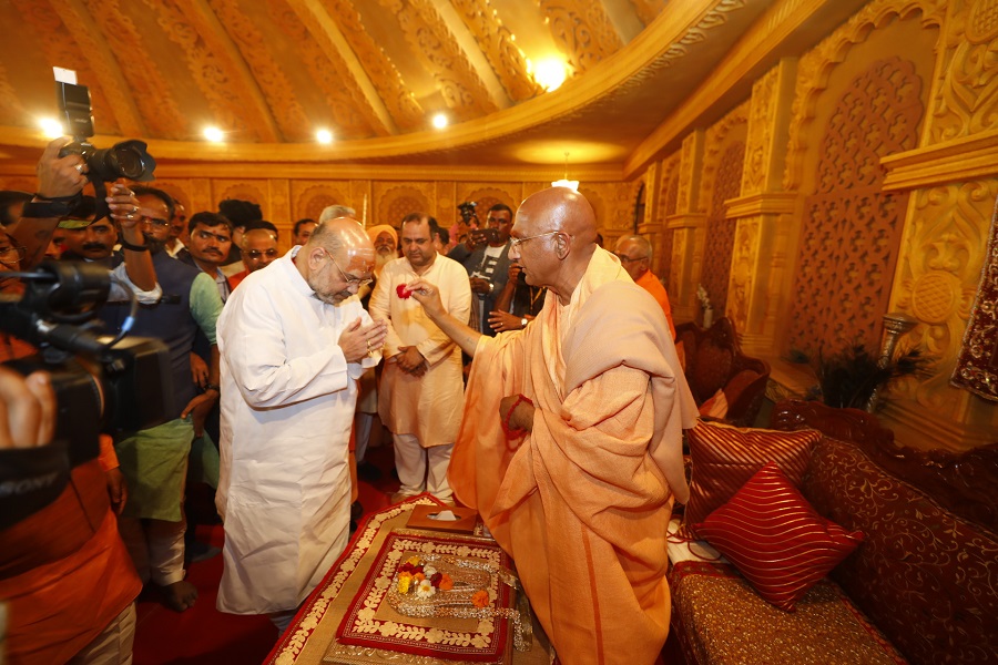   BJP National President, Shri Amit Shah having lunch with Sadhu-saints at Kumbh Kshetra, Prayagraj (Uttar Pradesh)