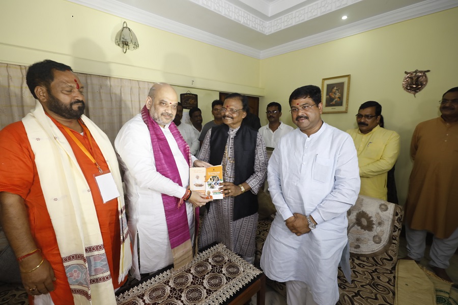 Photographs : BJP National President Shri Amit Shah met noted architect and sculpturist, Padma Vibhushan Shri Raghunath Mohapatra ji as part of 'Sampark for Samarthan' campaign in Bhubaneswar (Odisha)